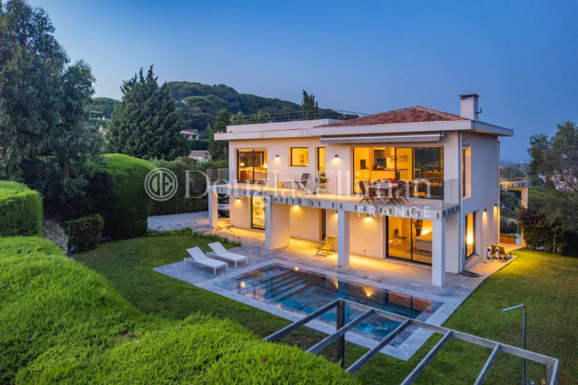 CANNES – Villa moderne sur les hauteurs avec vue mer - Image nᵒ3