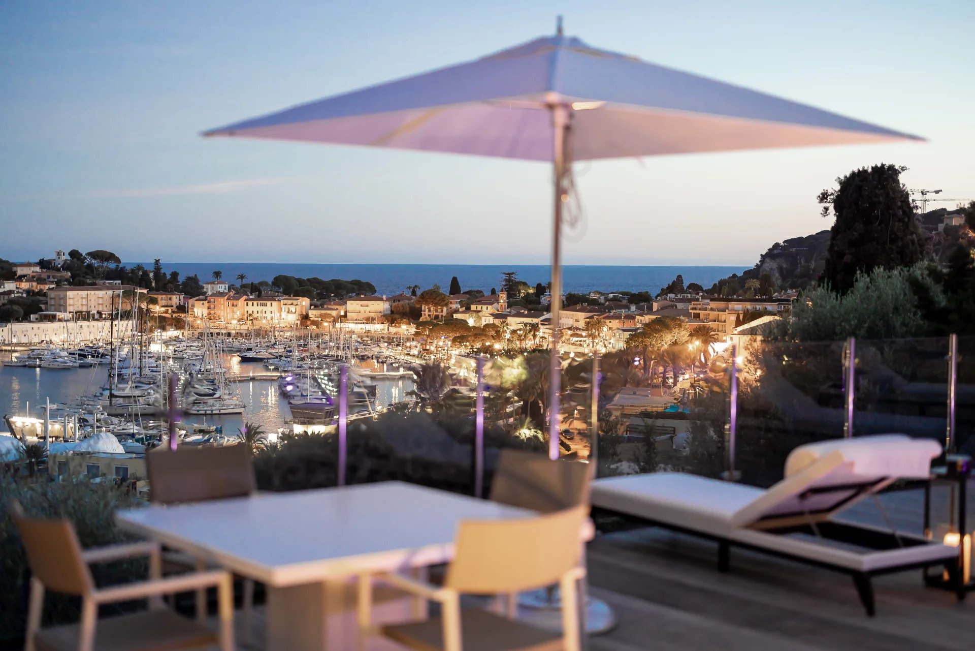 Contemporary 5-bedroom villa with panoramic view