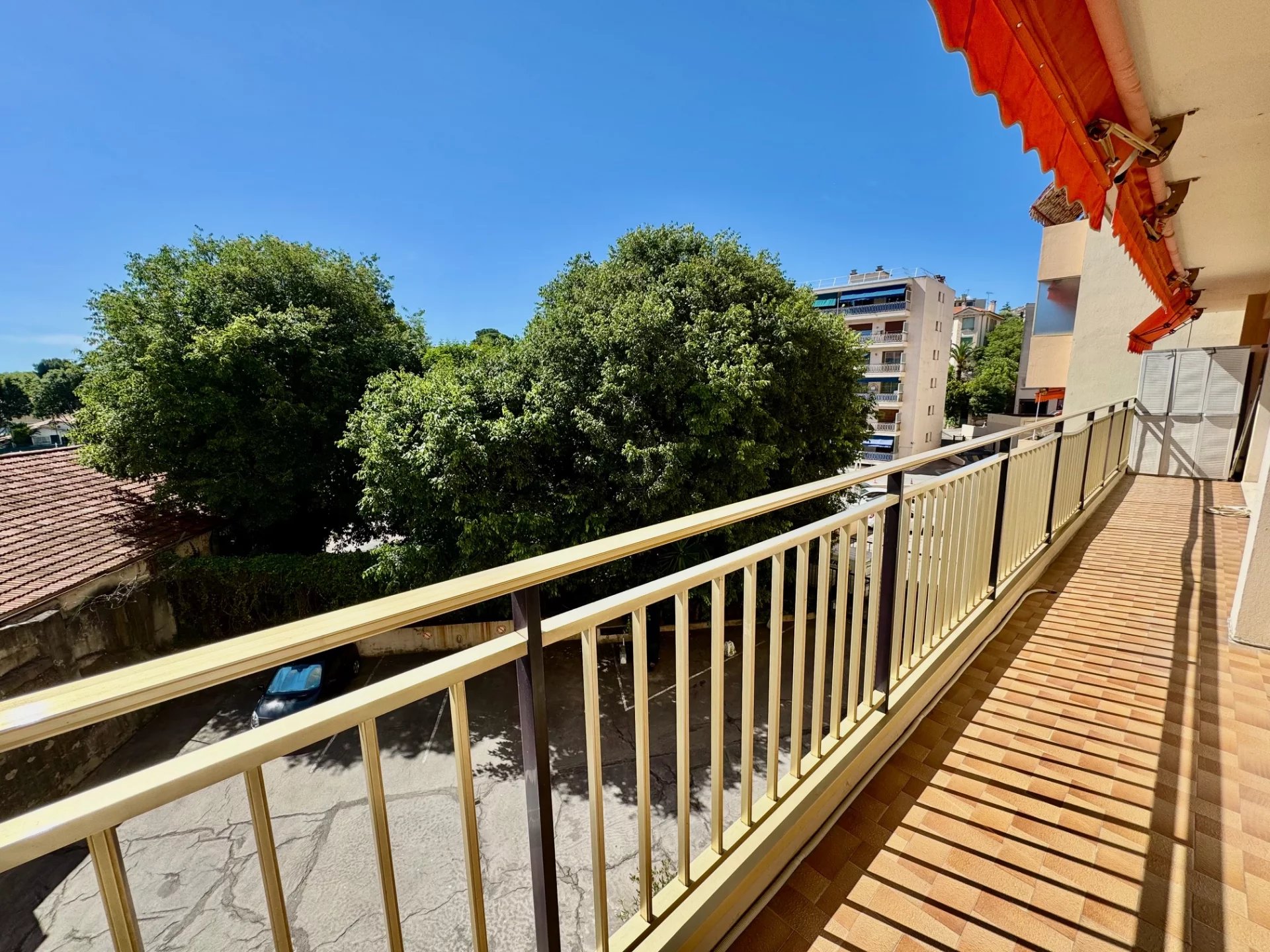 Vendesi bilocale nel centro di Antibes, vicino ai negozi