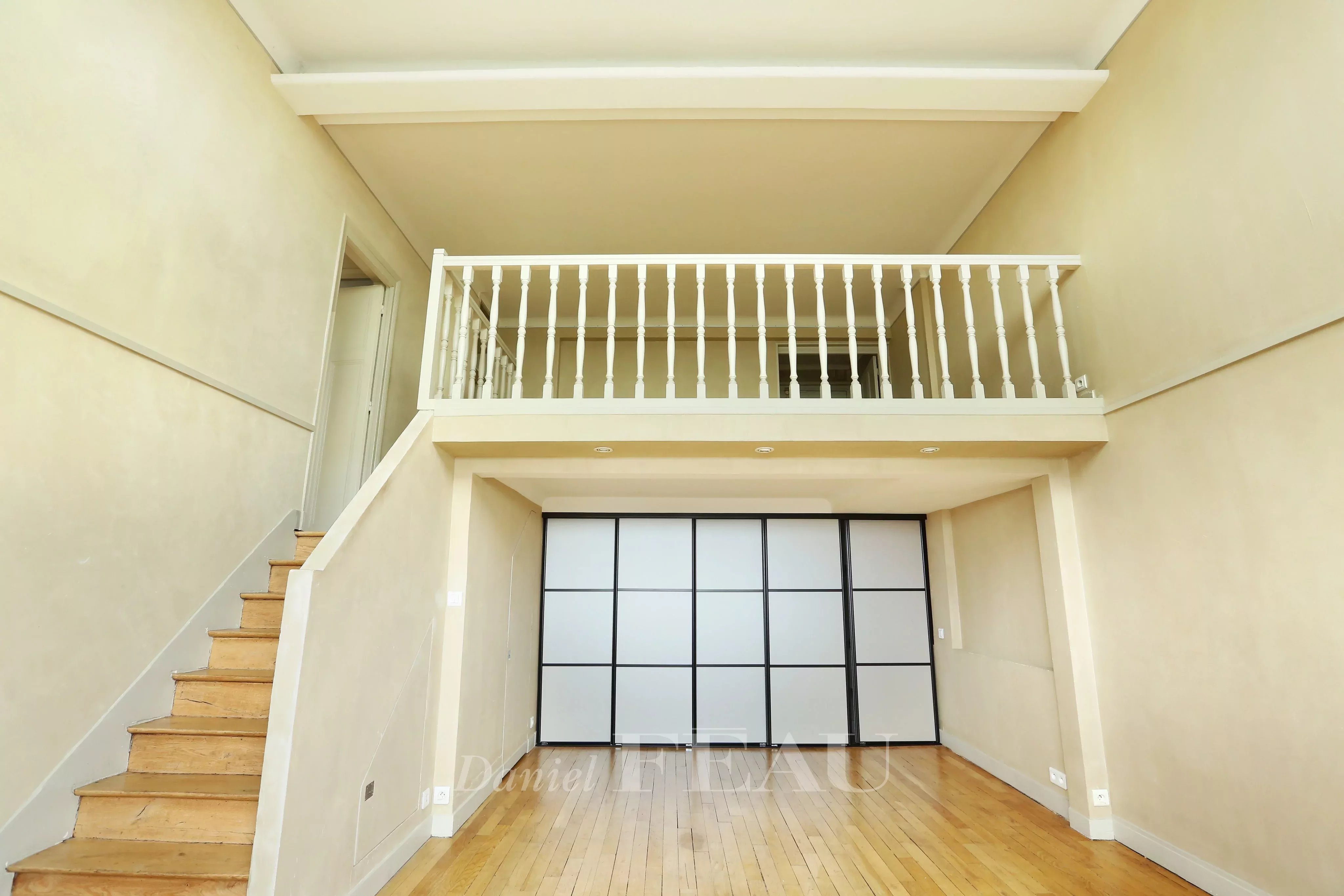 Entrance High ceiling Wooden floor