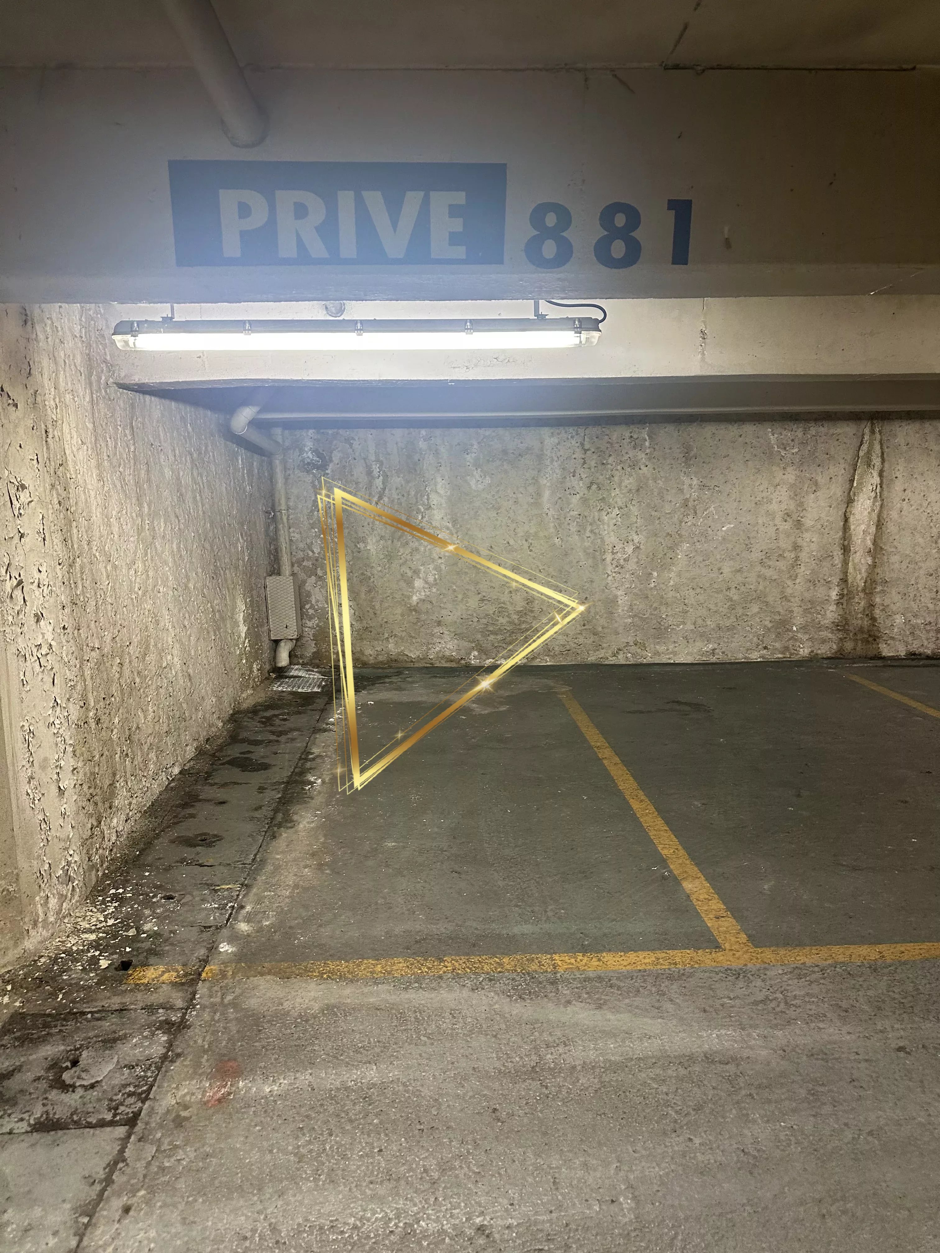 Place de parking en sous-sol privé et sécurisé à vendre dans le parking des Galeries Lafayette.