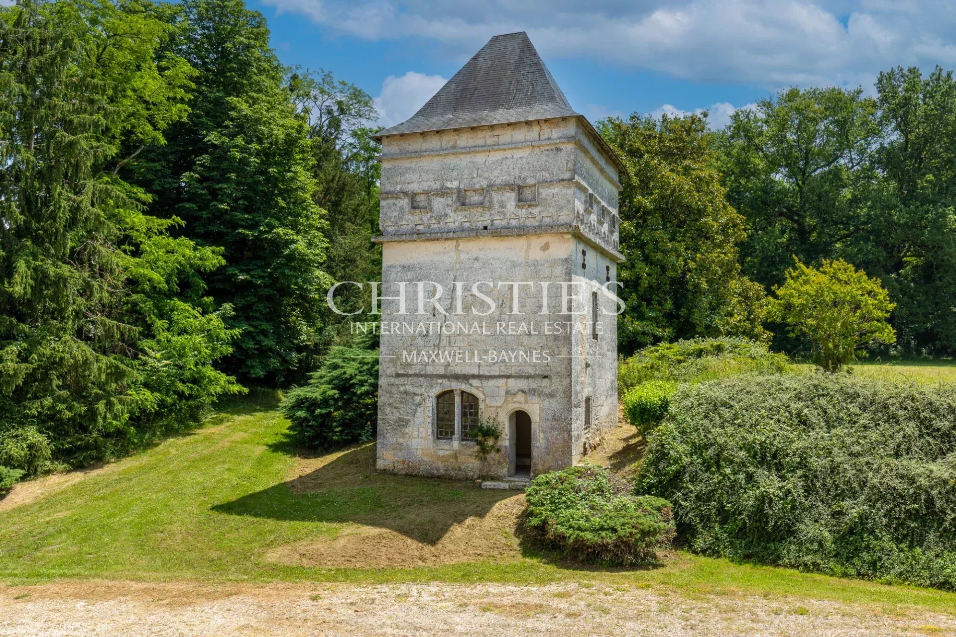 9 Bedroom Chateau's Image 35