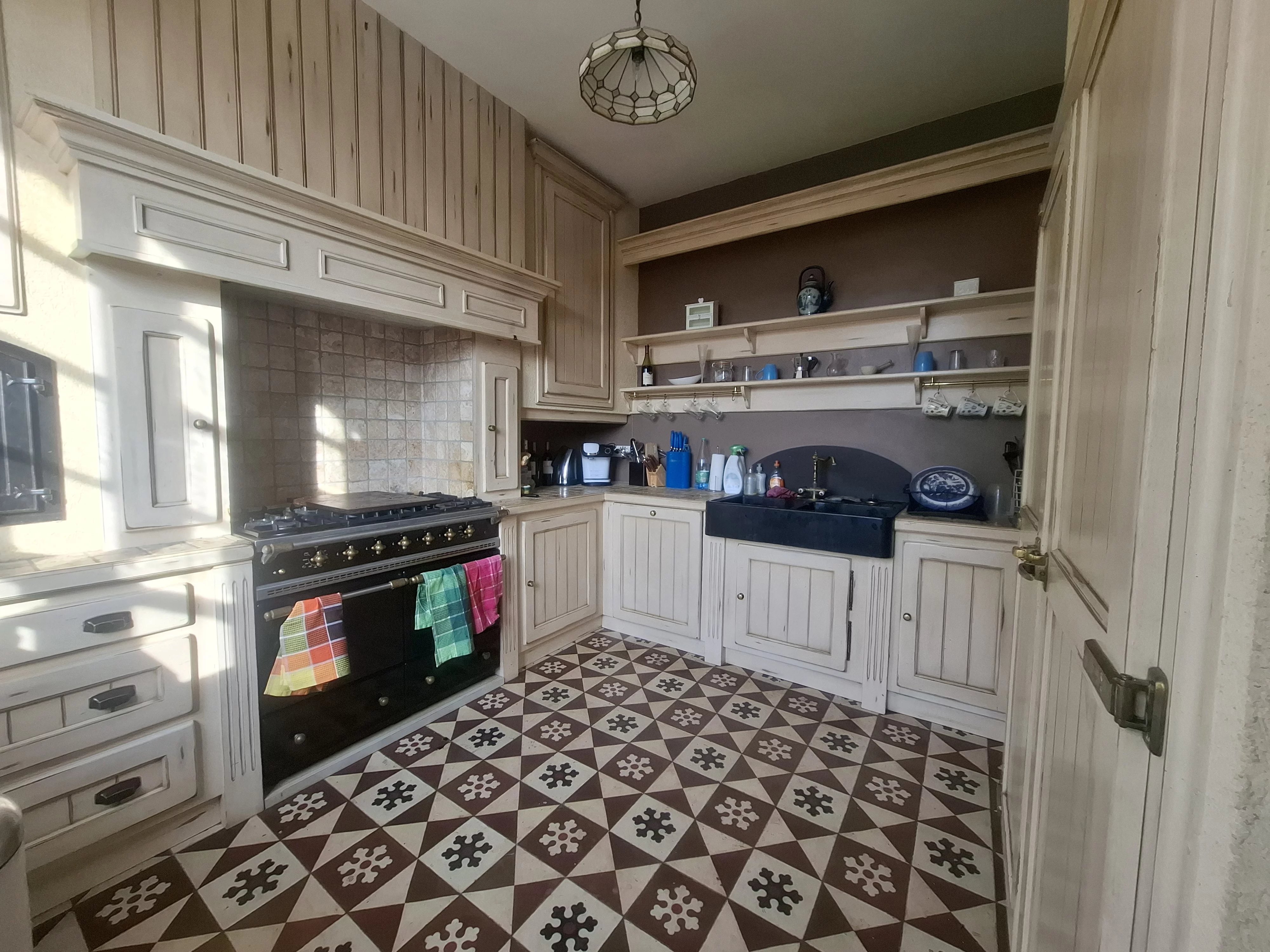 MAISON DE CARACTÈRE DE 221 M² — photo 3