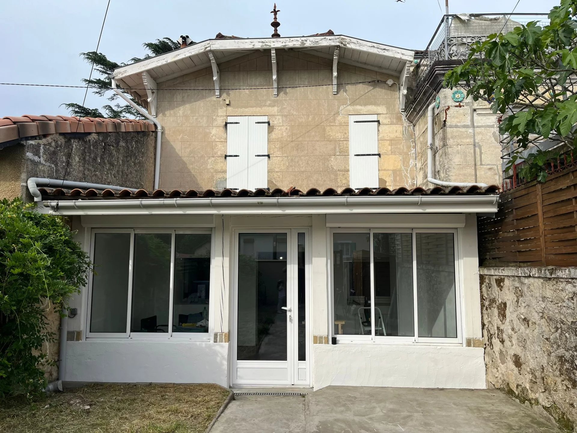Maison Mitoyenne de Bourg de type 3 de 93 m² env. avec Jardinet en façade - Proche Gare SNCF