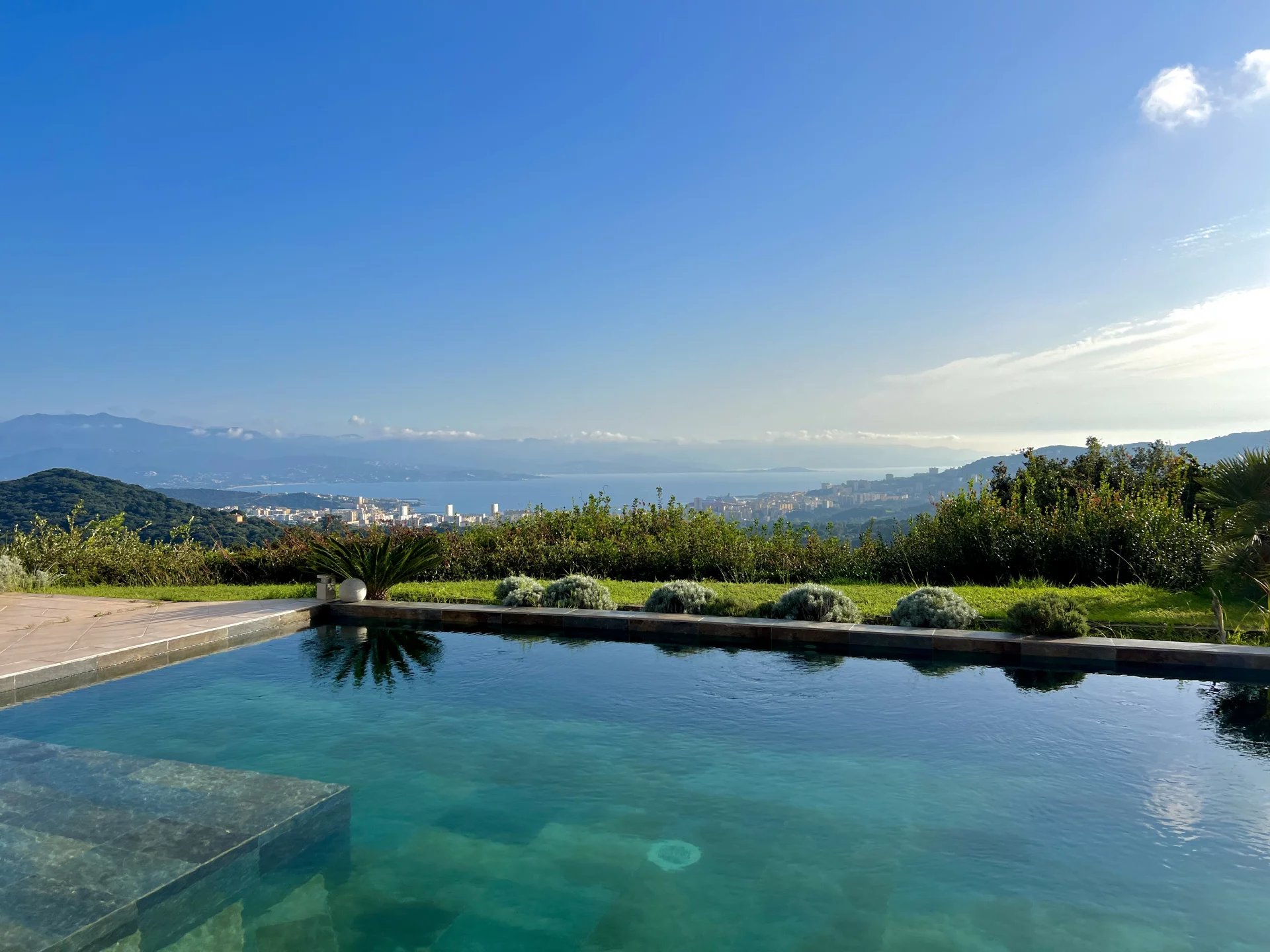 VILLA DE STANDING VUE PANORAMIQUE MER ET MONTAGNES