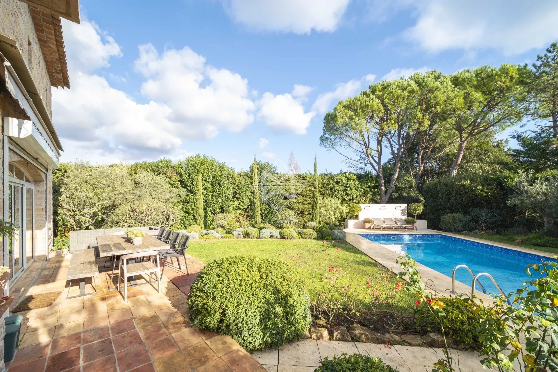 06250 MOUGINS VILLA