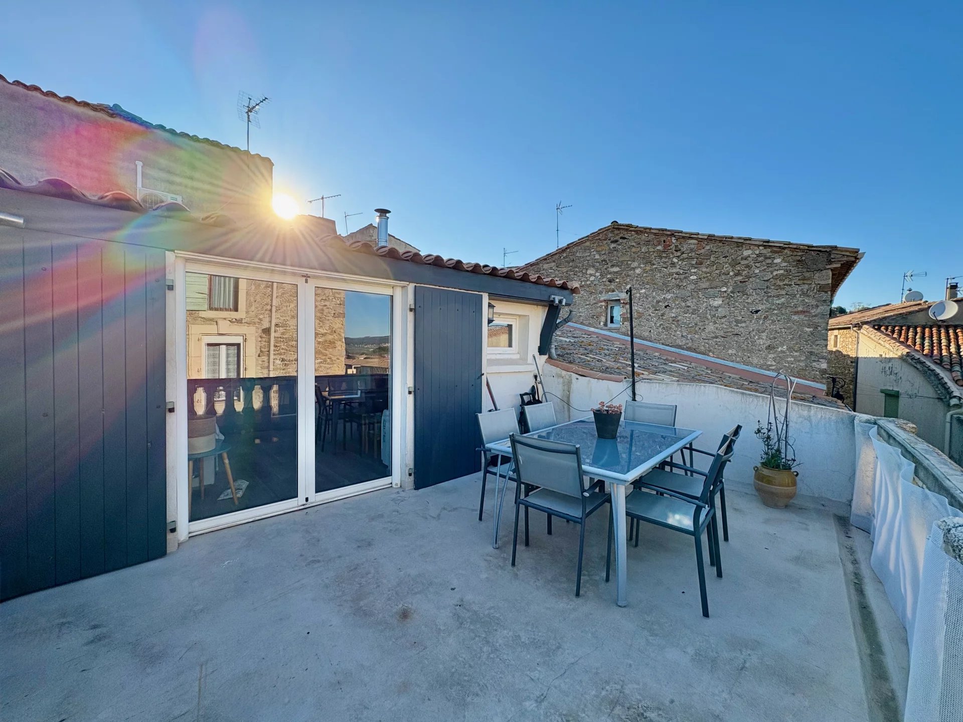 A beautifully presented 3 bed house with large garage and separate studio apartment