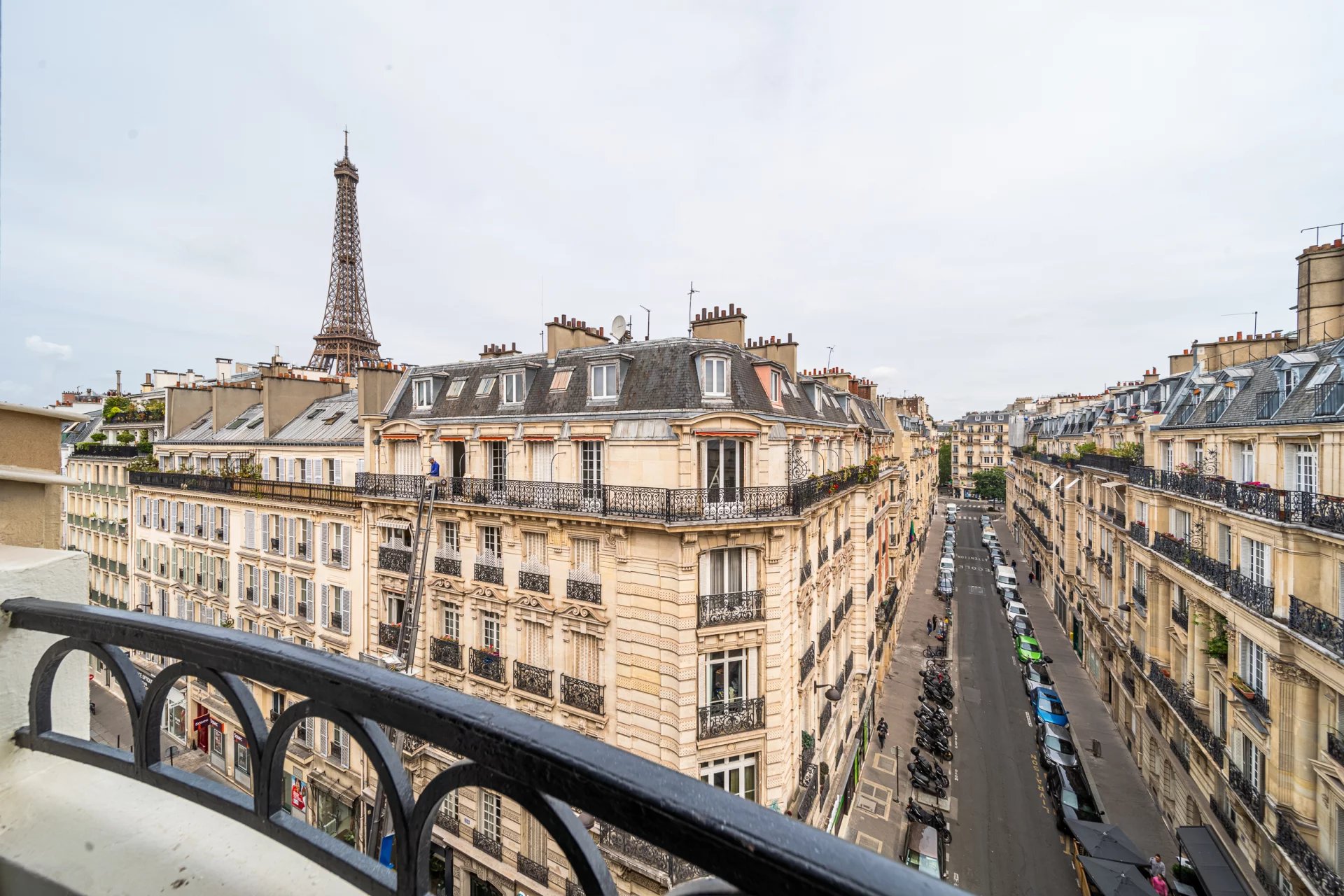 APPARTEMENT 4 PIECES TRAVERSANT EN ÉTAGE ÉLEVÉ - VUE TOUR EIFFEL