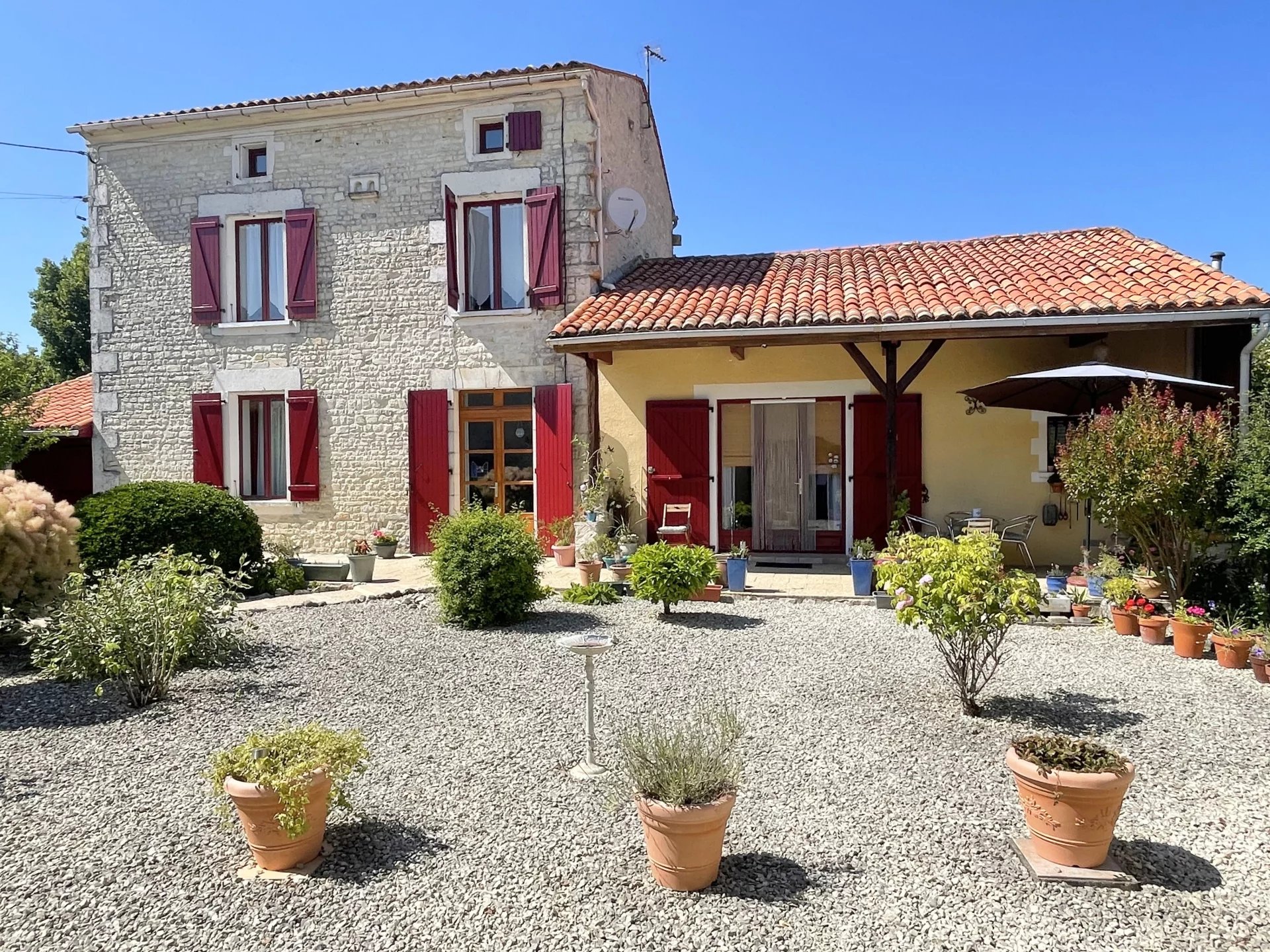 Very Charming and perfectly looked after Charente property