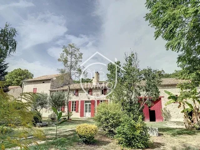 ST ANTOINE DE BREUILH, maison en pierre de 174 m² avec dépendances attenantes sur jardin clos de 1476 m² au calme