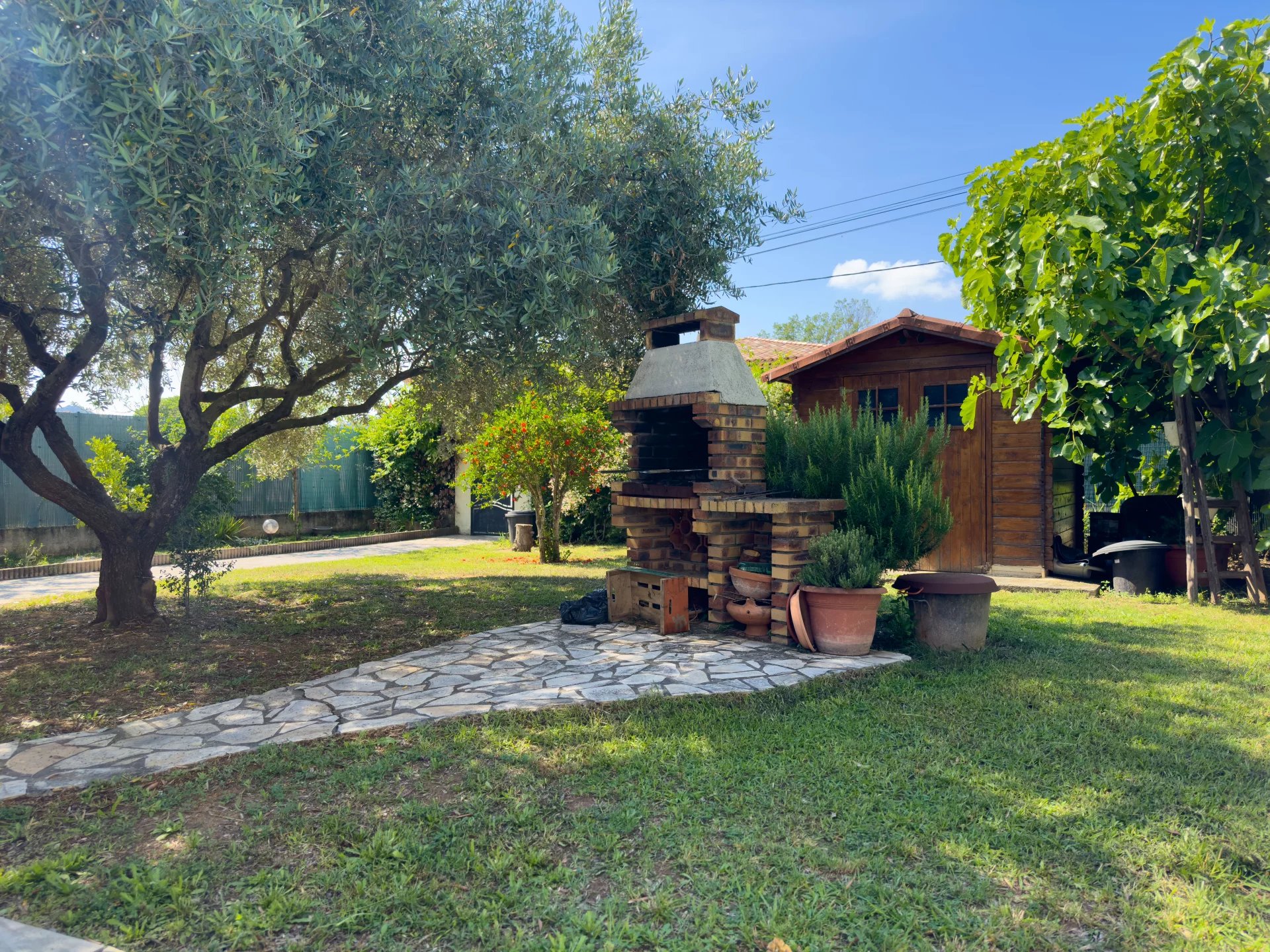 "A Haven of Peace in Muy: Discover this Charming Single-Story House!"