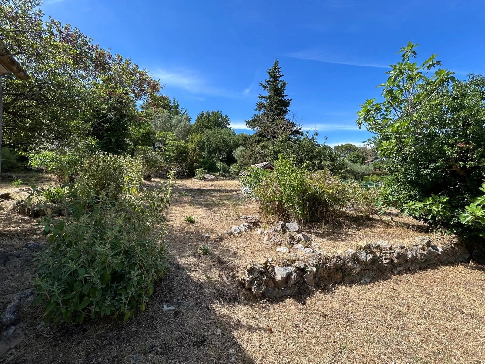 Plot with approved building permit within walking distance of the village of Valbonne. 12