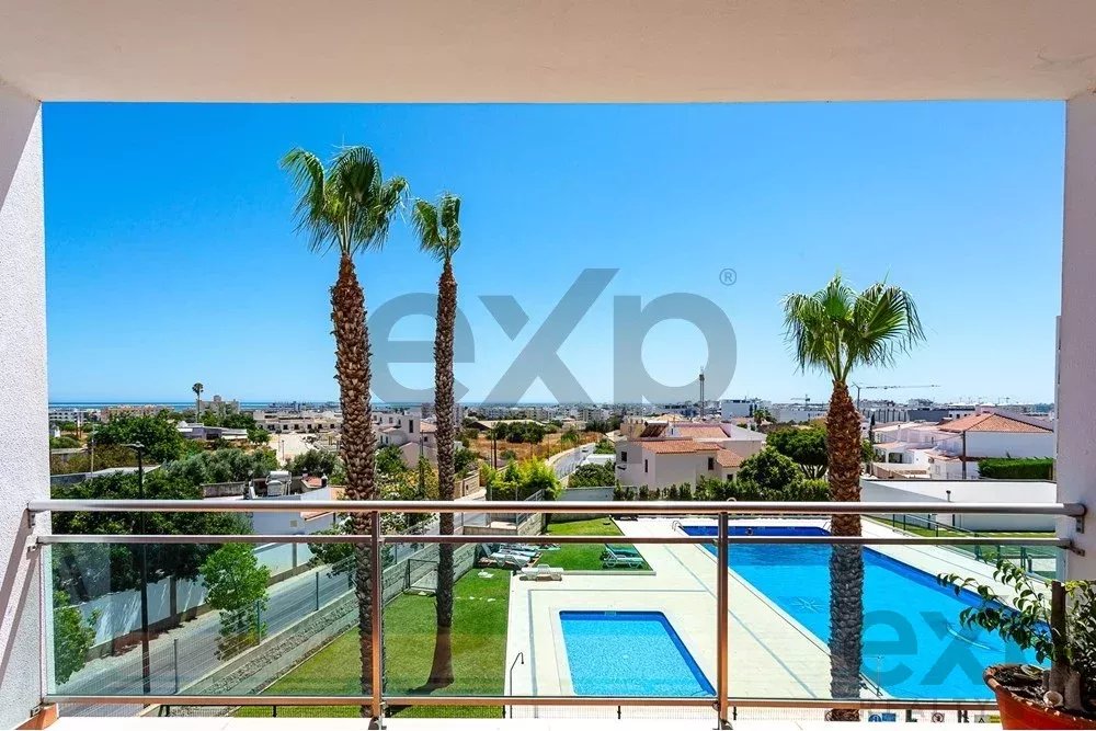 Spacious 4 bedroom apartment in Olhão, located in a luxurious condominium with two shared swimming pools and gym. Expansive interiors and terrace.