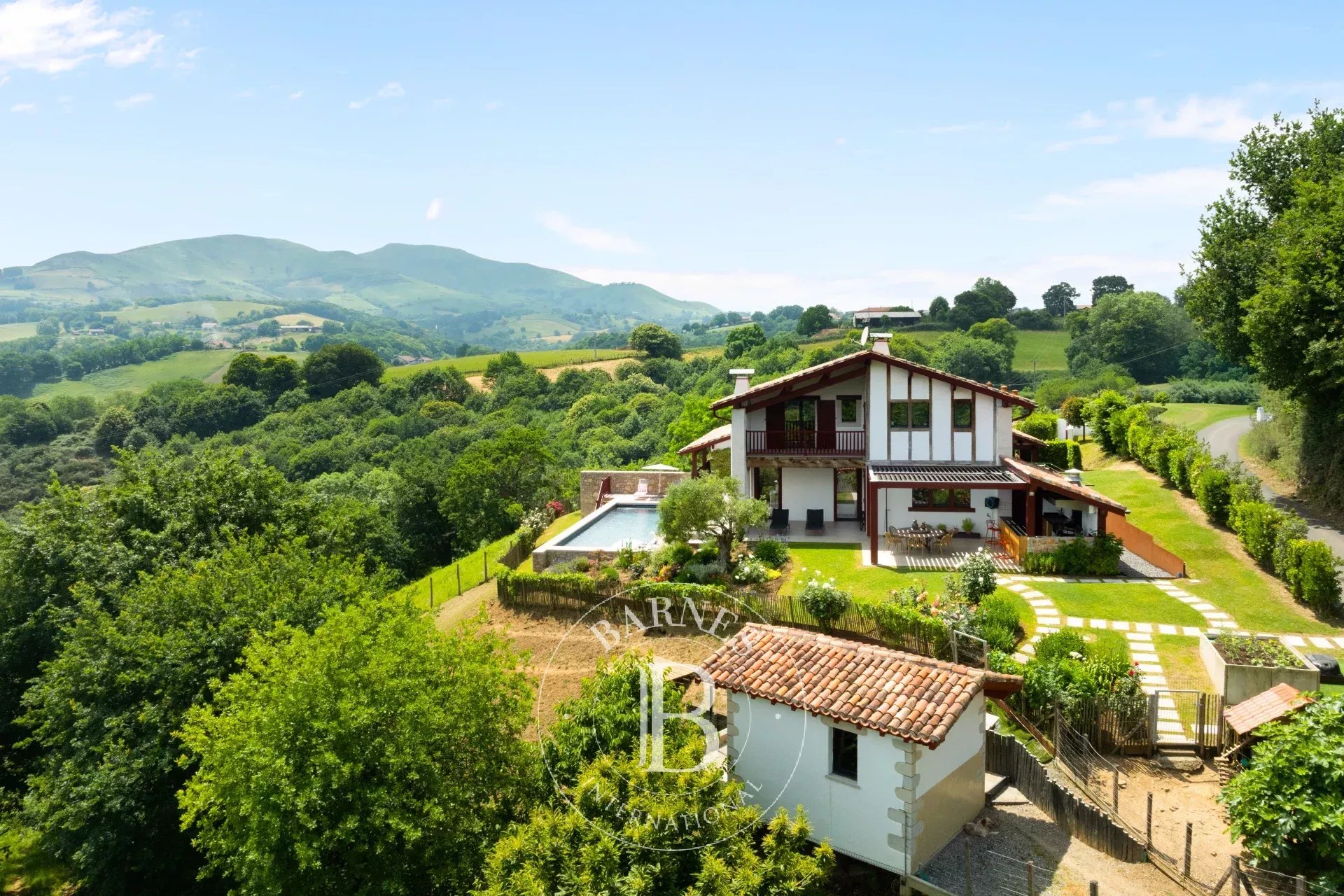 HASPARREN, MAGNIFIQUE PROPRIETE VUE PANORAMIQUE MONTAGNES