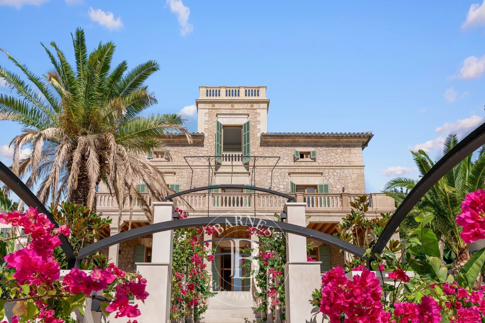 Villa renovada de los años 20 con vistas impresionantes en El Terreno de Palma