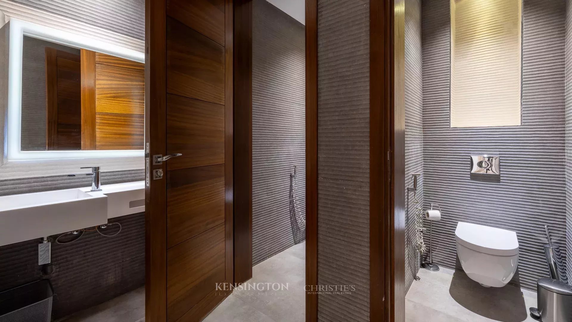 6 Bedroom Villa/Townhouse's Image 41