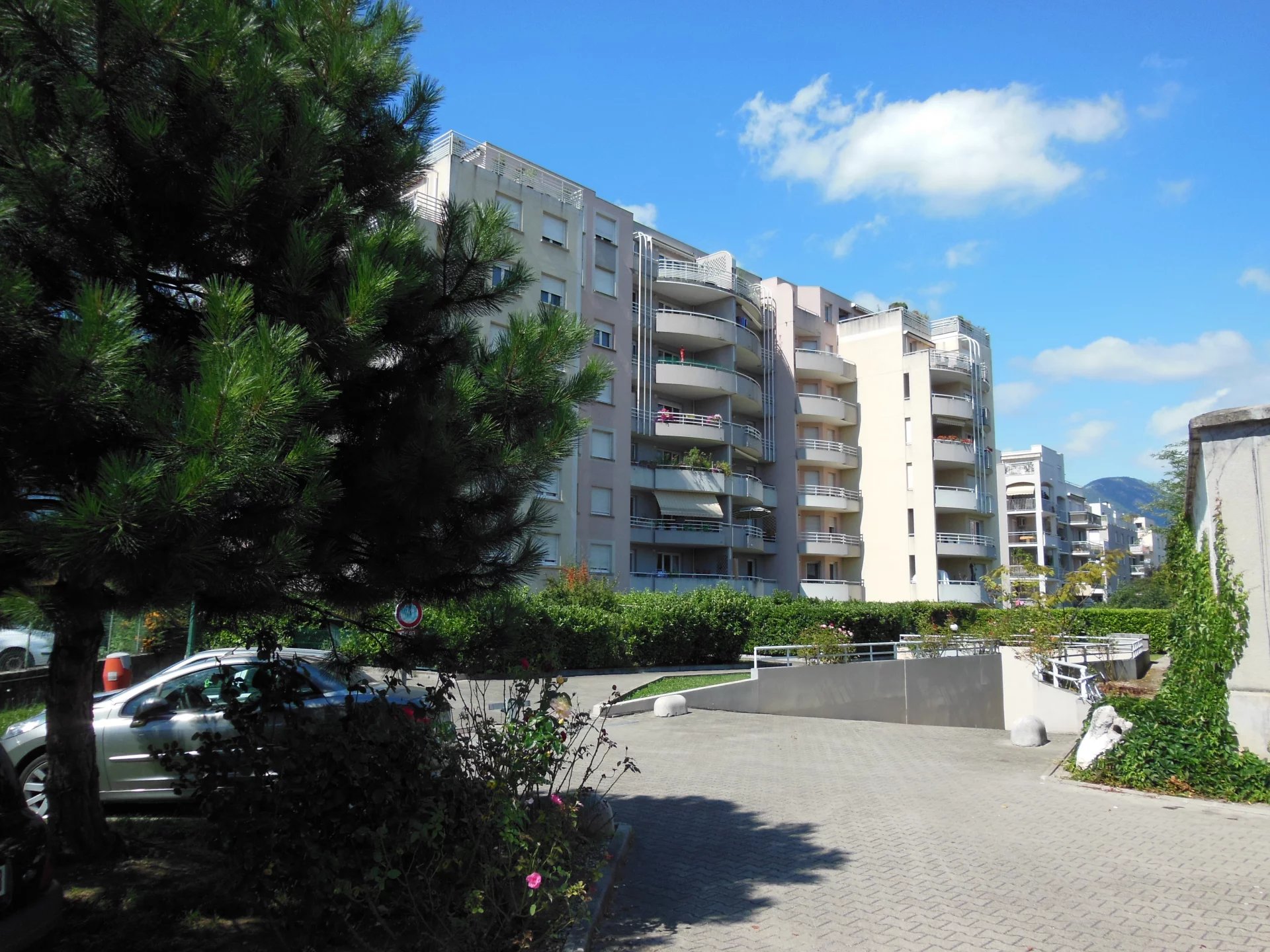 Grenoble F4 - terrasse - excellent état - possib. garage