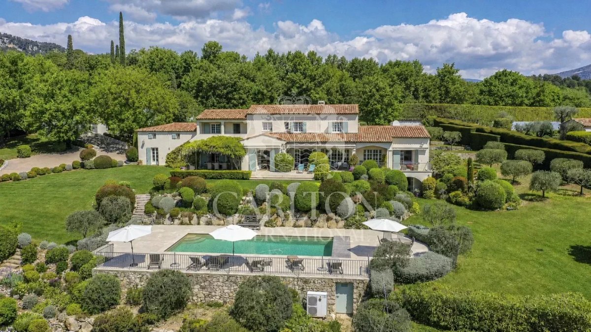 Superbe propriété provençale avec vue panoramique jusqu’à la mer