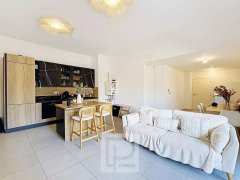 Within a recent residence – Close to all everyday amenities – Three bedroom apartment with a private garden — photo 2 of 7