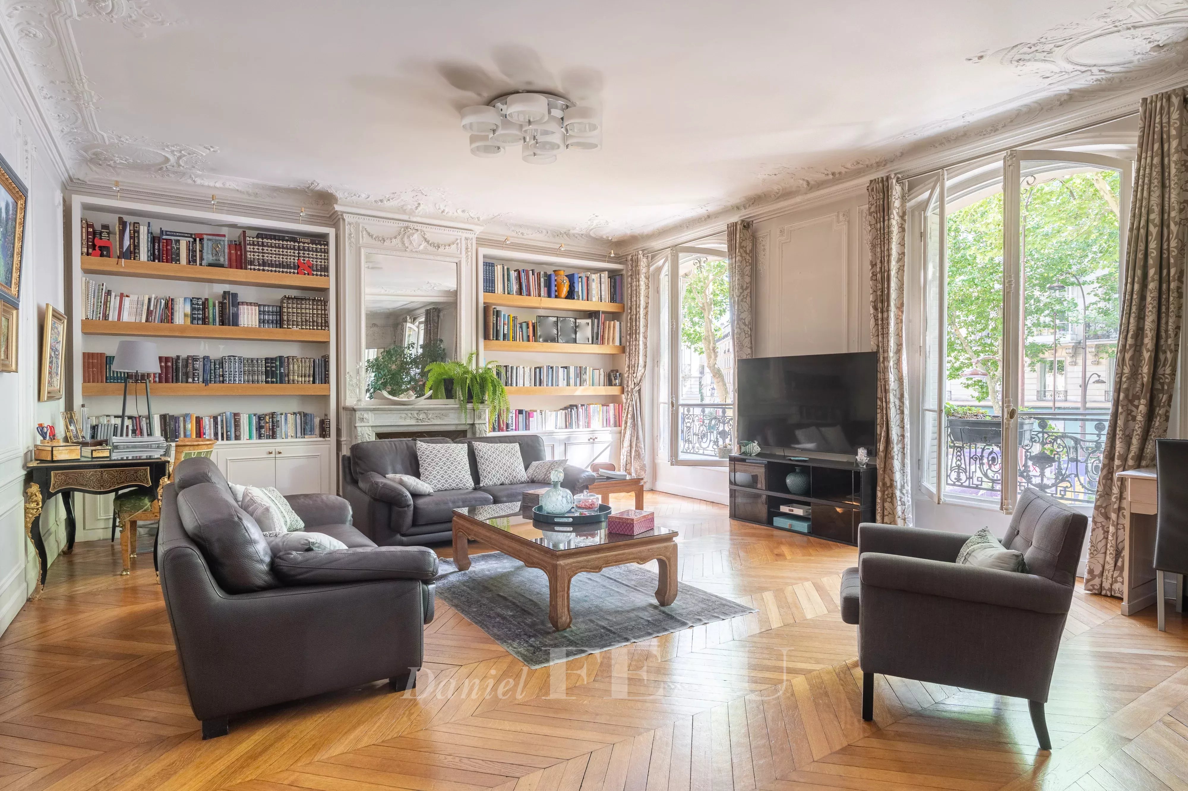 Neuilly-sur-Seine  -  An elegant 4-bed apartment