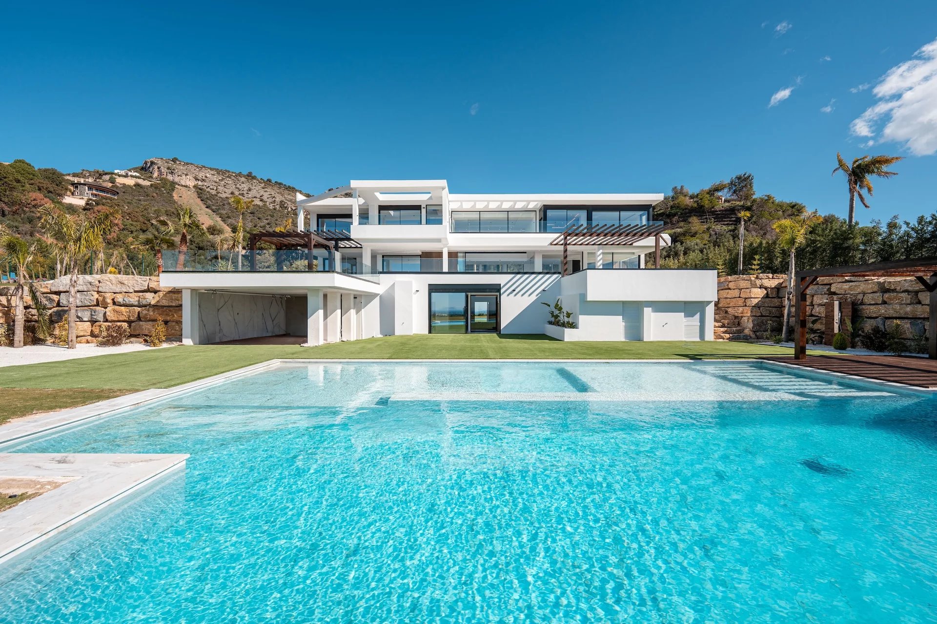 villa contemporaine nouvellement construite avec une vue imprenable sur la mer, nichée au milieu de l'exclusif Marbella Club Golf Resort à Benahavis, en Espagne.