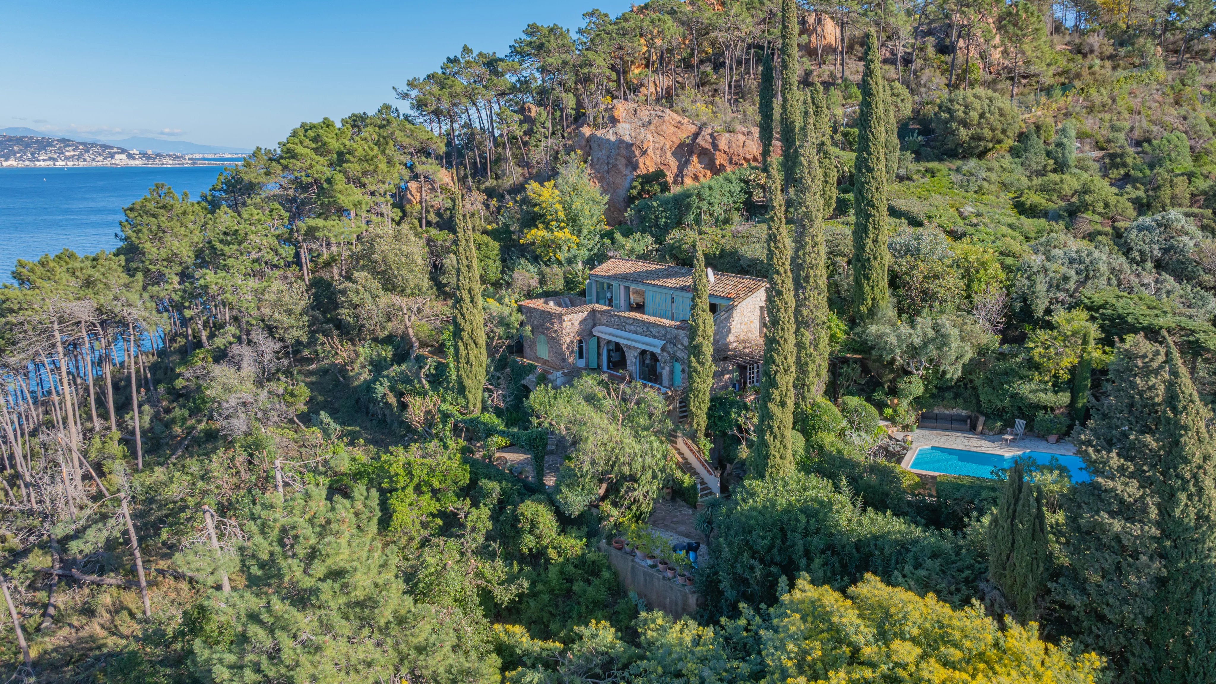 Propriété provençale en pierre, vue mer, environnement verdoyant