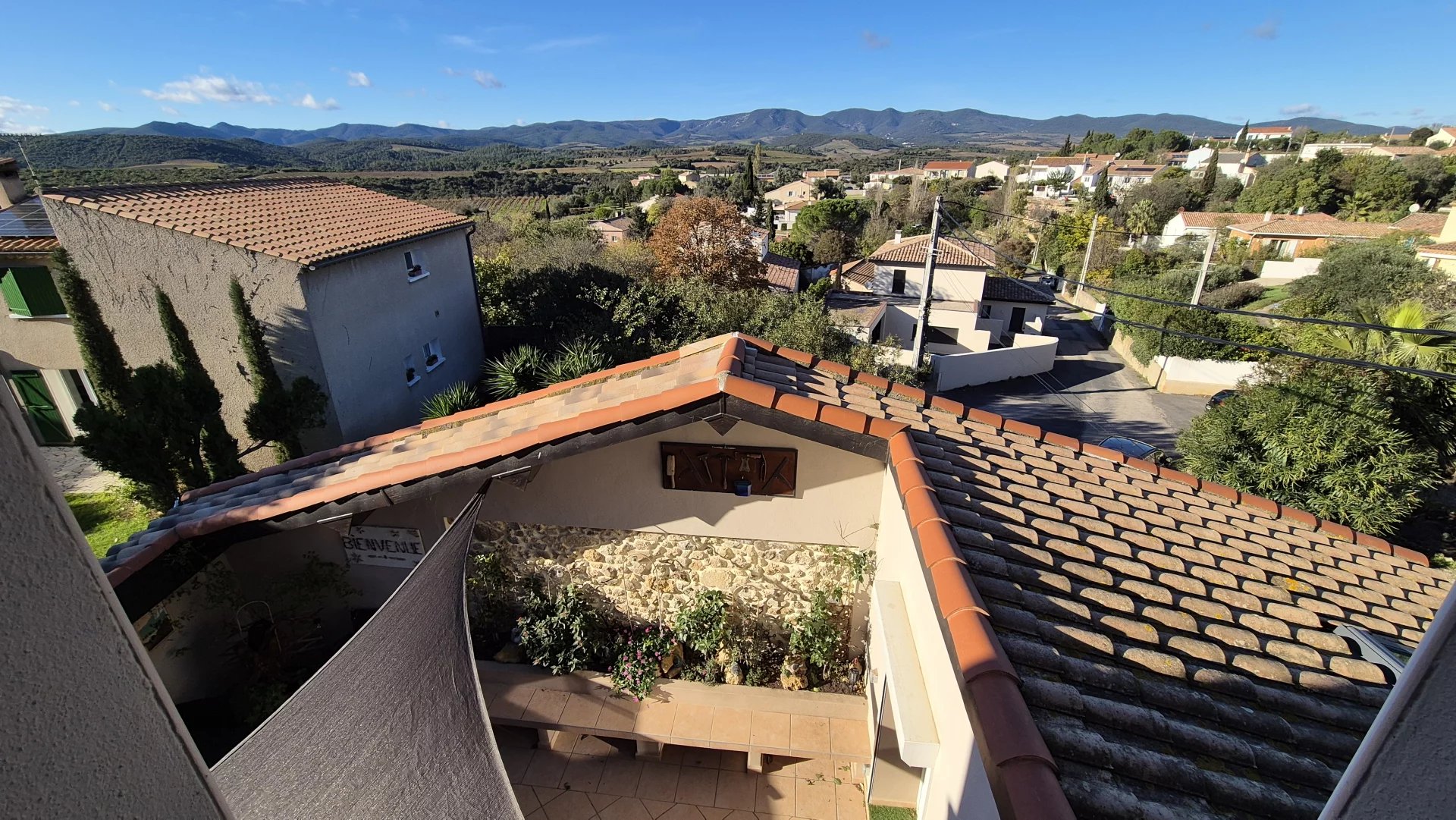 Maison de village complètement rénovée – 3 chambres + bureau, terrasse garage