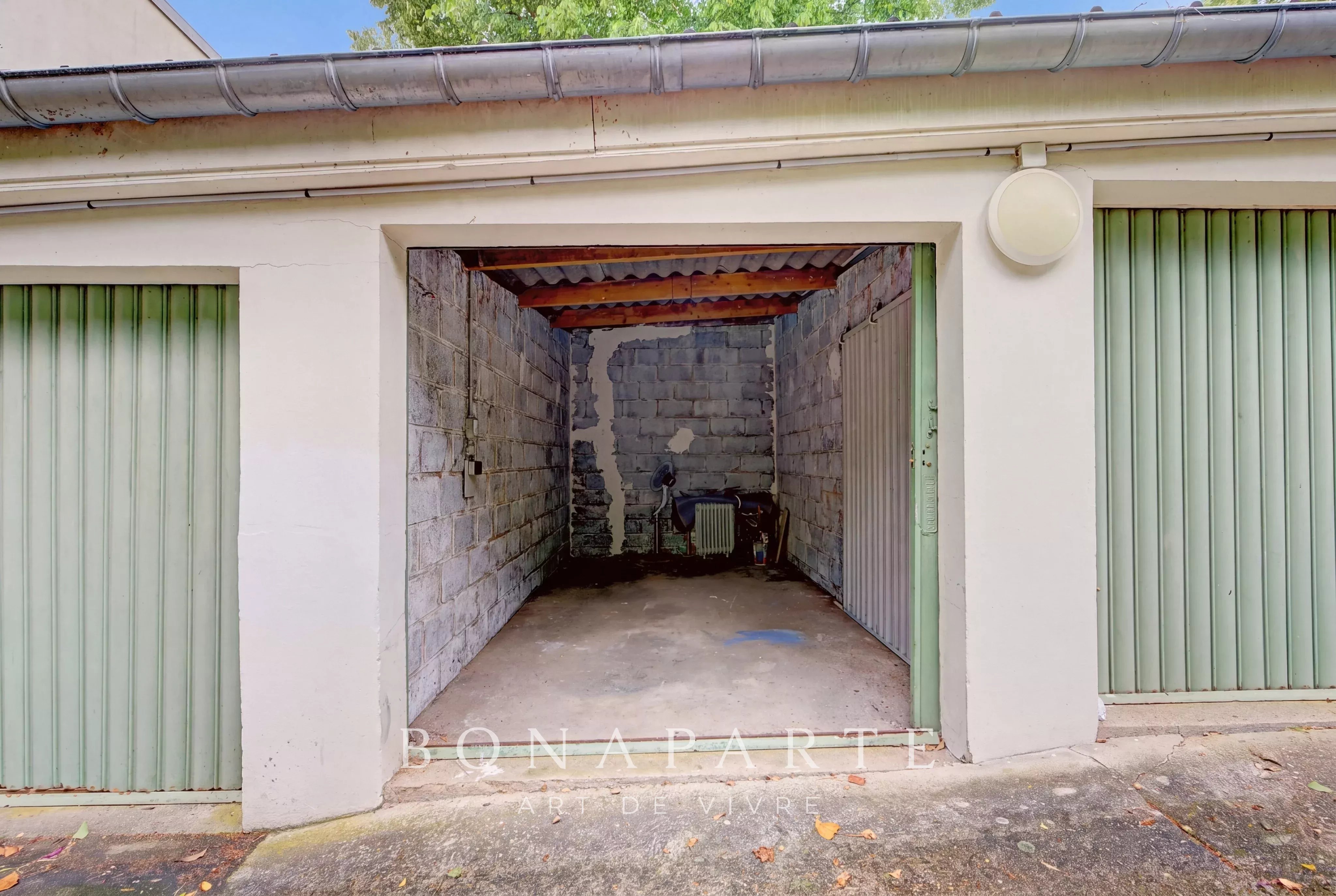 MONTRETOUT ULTRA CENTRE, BOX FERMÉ AU SEIN D'UNE COPROPRIÉTÉ SÉCURISÉE