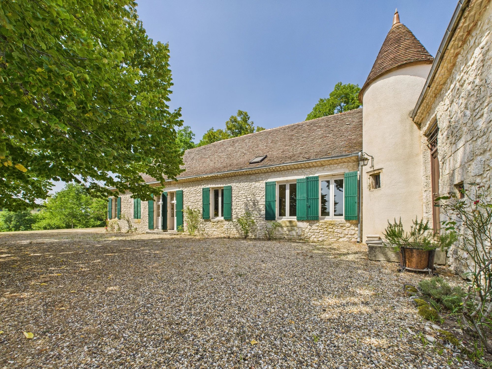 Perigordian-style house in private location with pool and stunning views