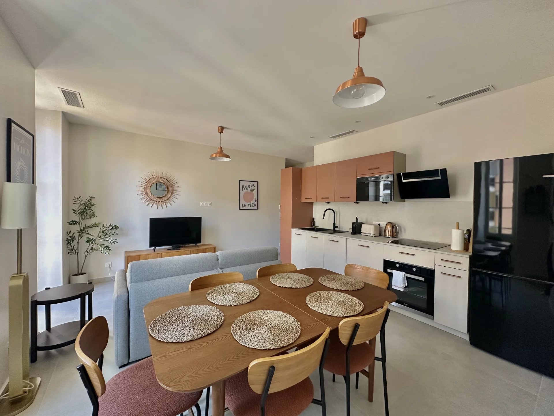 STUNNING FULLY FURNISHED 2-BEDROOM APARTMENT – PORT AREA OF NICE
