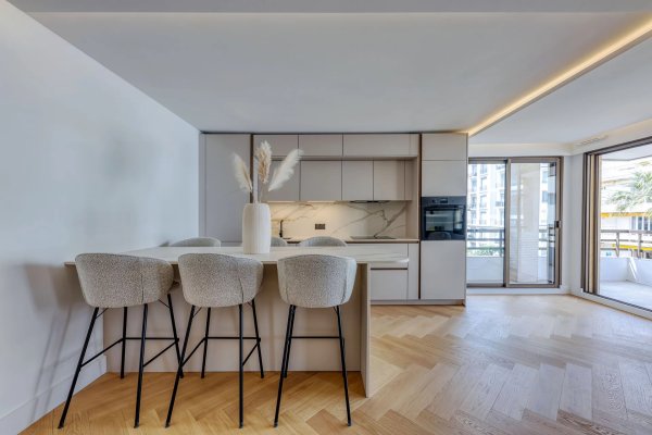 CANNES Palm Beach – 3-bedroom apartment with lateral sea view, terrace, garage, and cellar — photo 6
