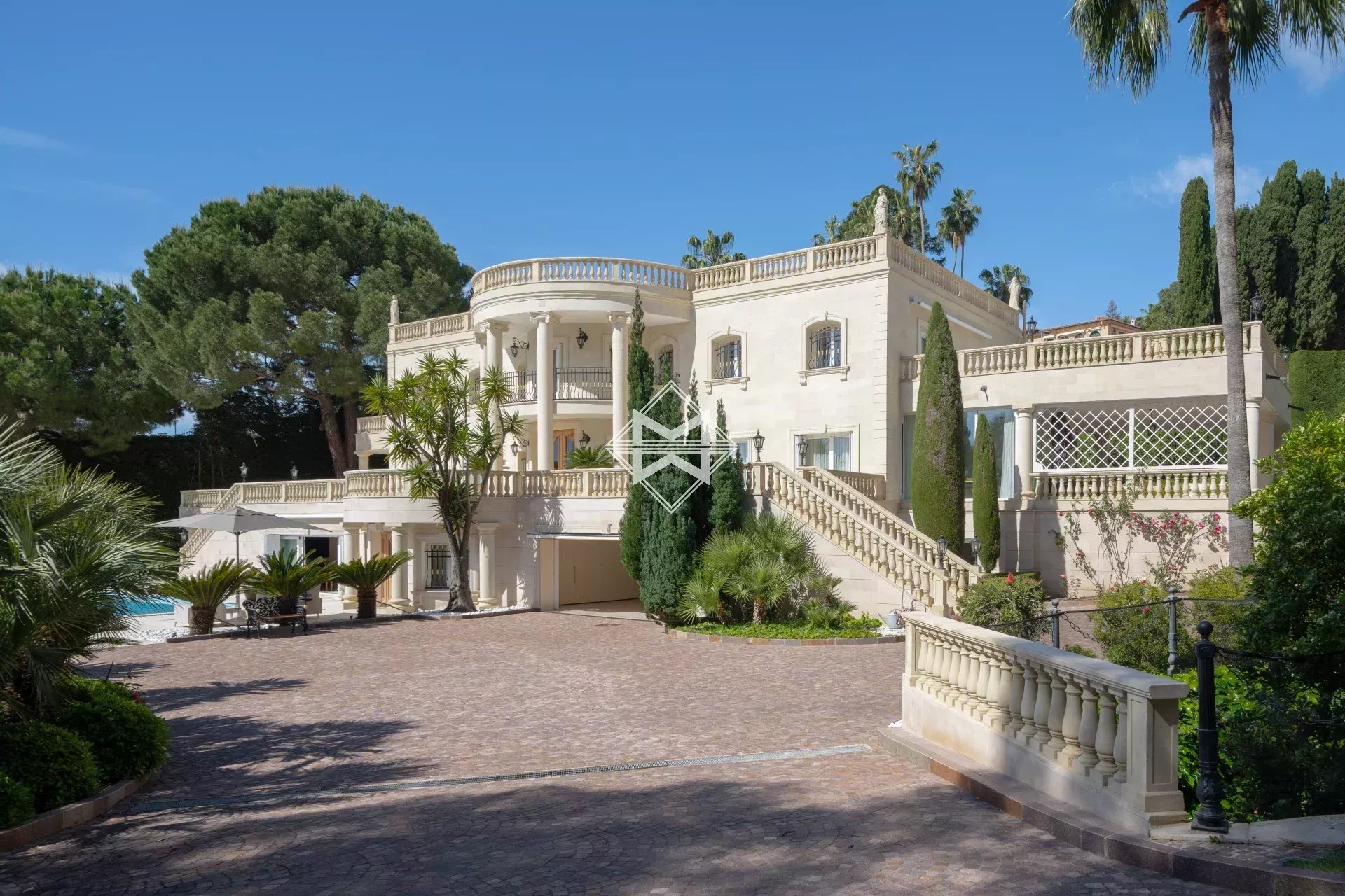 06400 CANNES VILLA