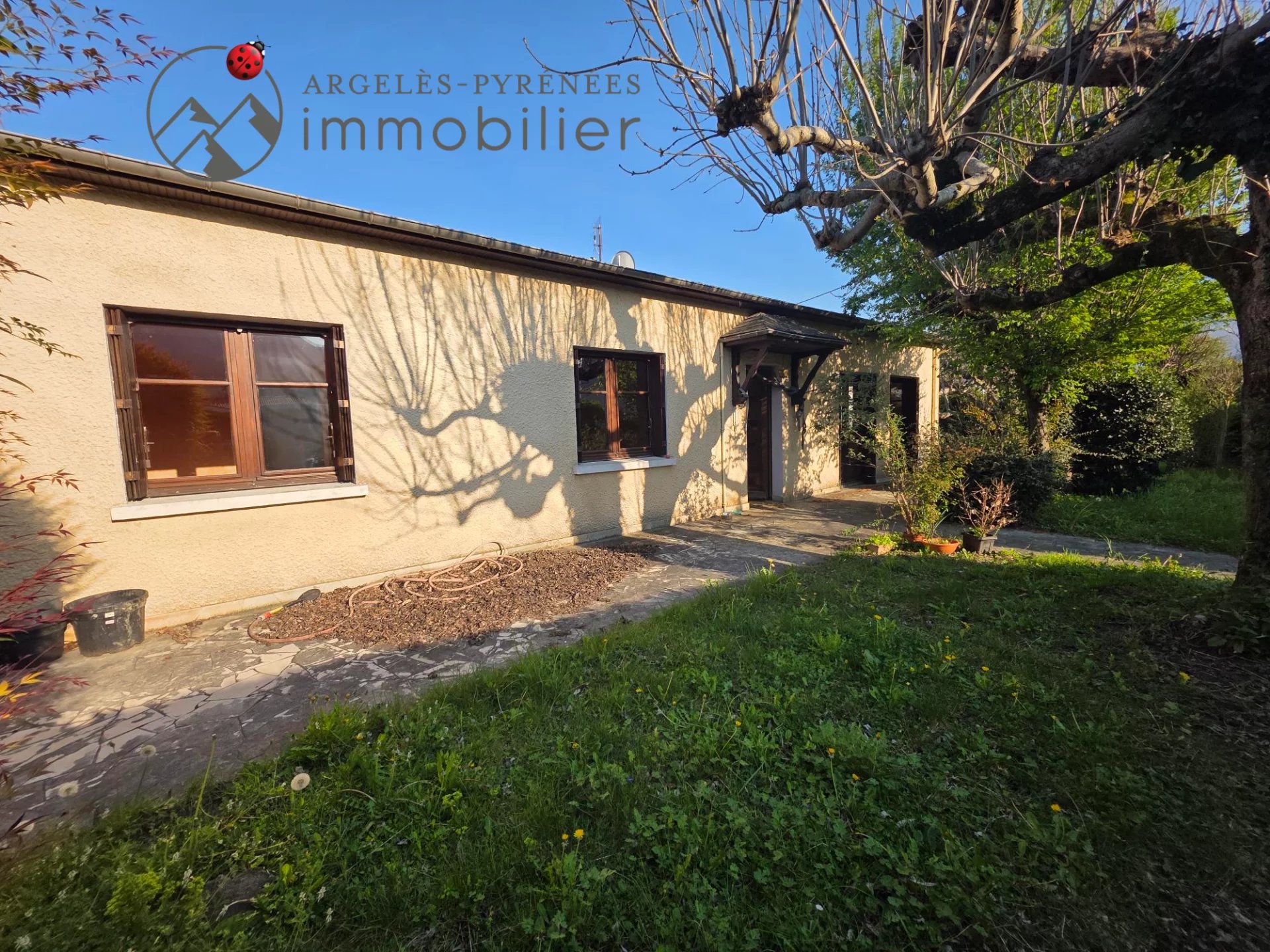 Maison de plain-pied 120 m2 à rénover avec jardin arboré A