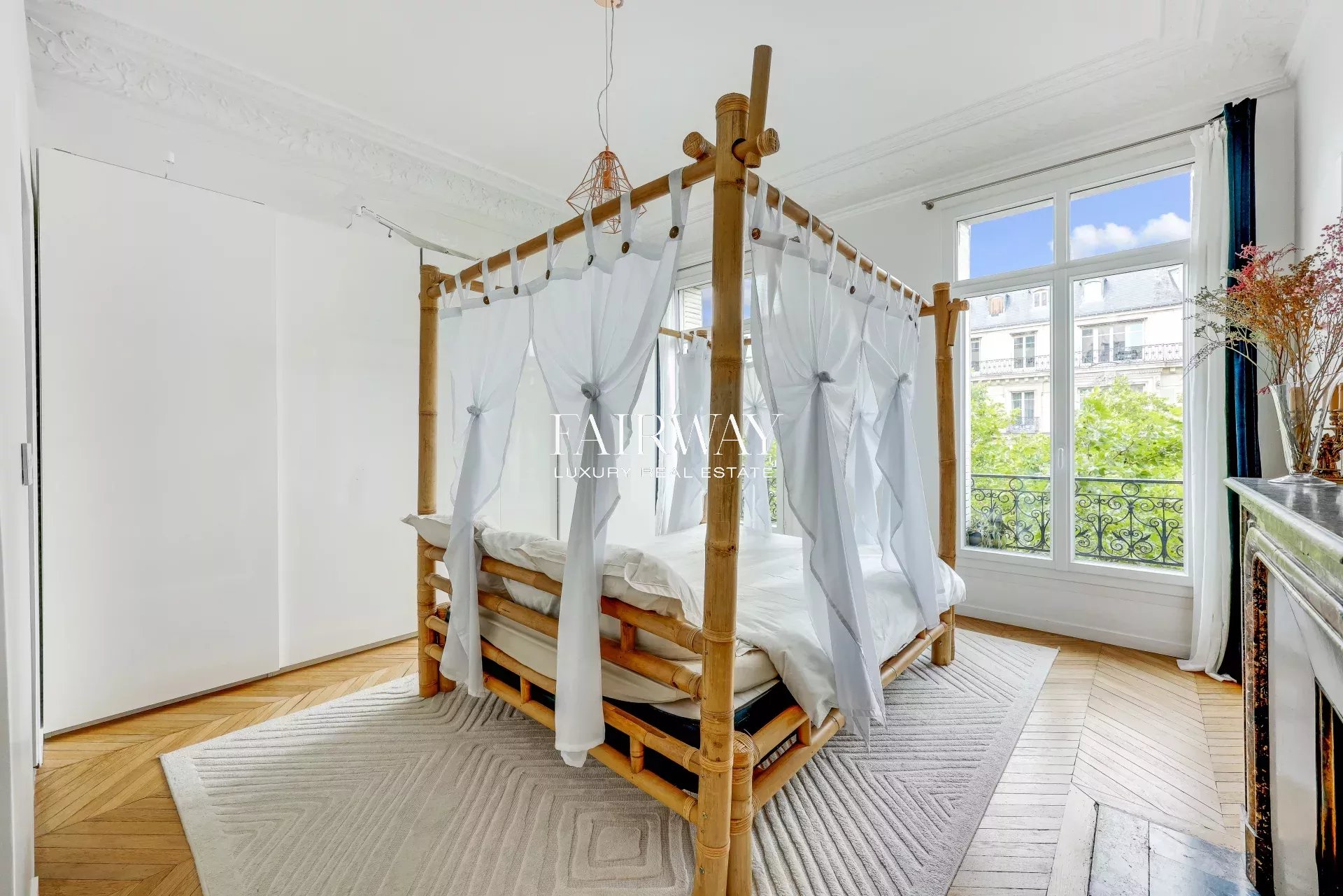Appartement de standing de 110 m² avec 4 pièces rénovées au pied du parc Monceau – Paris 8e