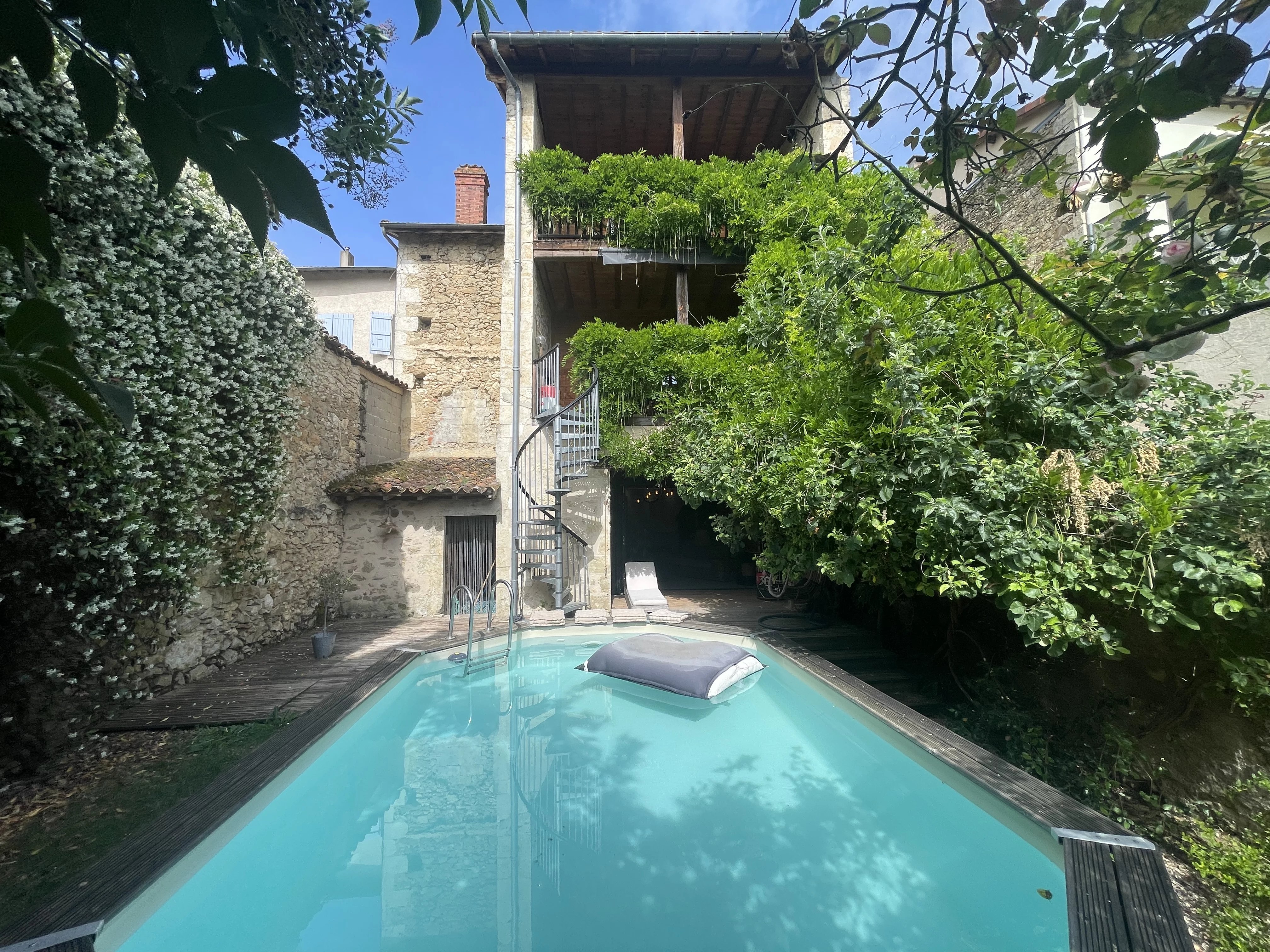 Belle maison de ville avec studio, jardin et piscine