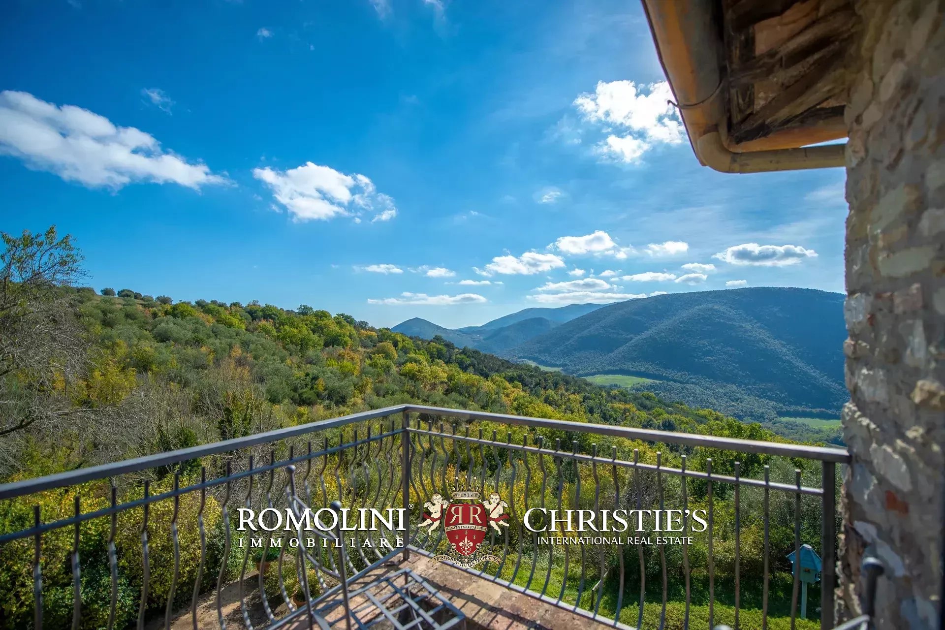  FINELY RESTORED RURAL COMPLEX FOR SALE IN UMBERTIDE UMBRIA