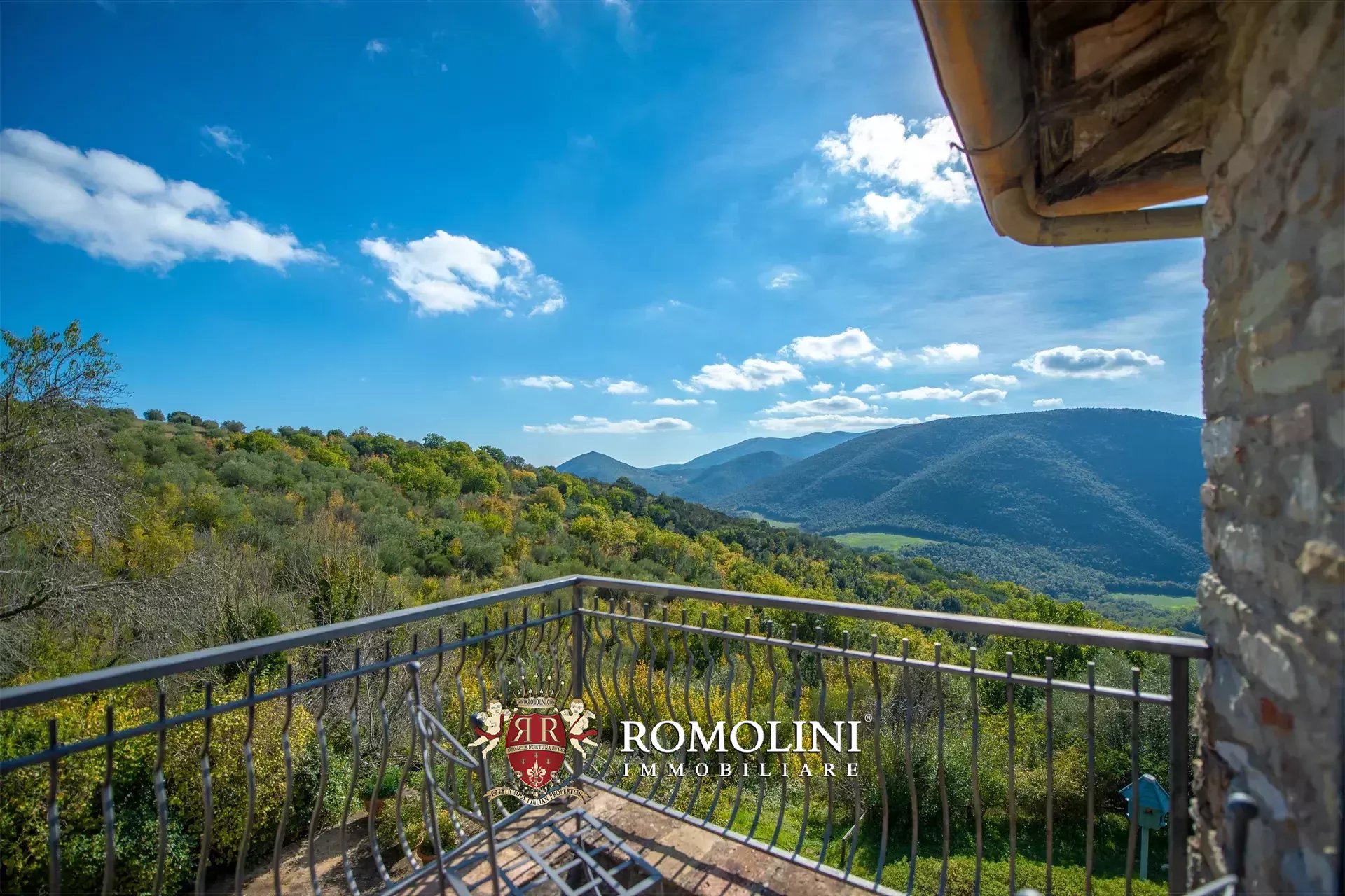 BORGO RISTRUTTURATO CON PISCINA IN VENDITA A UMBERTIDE