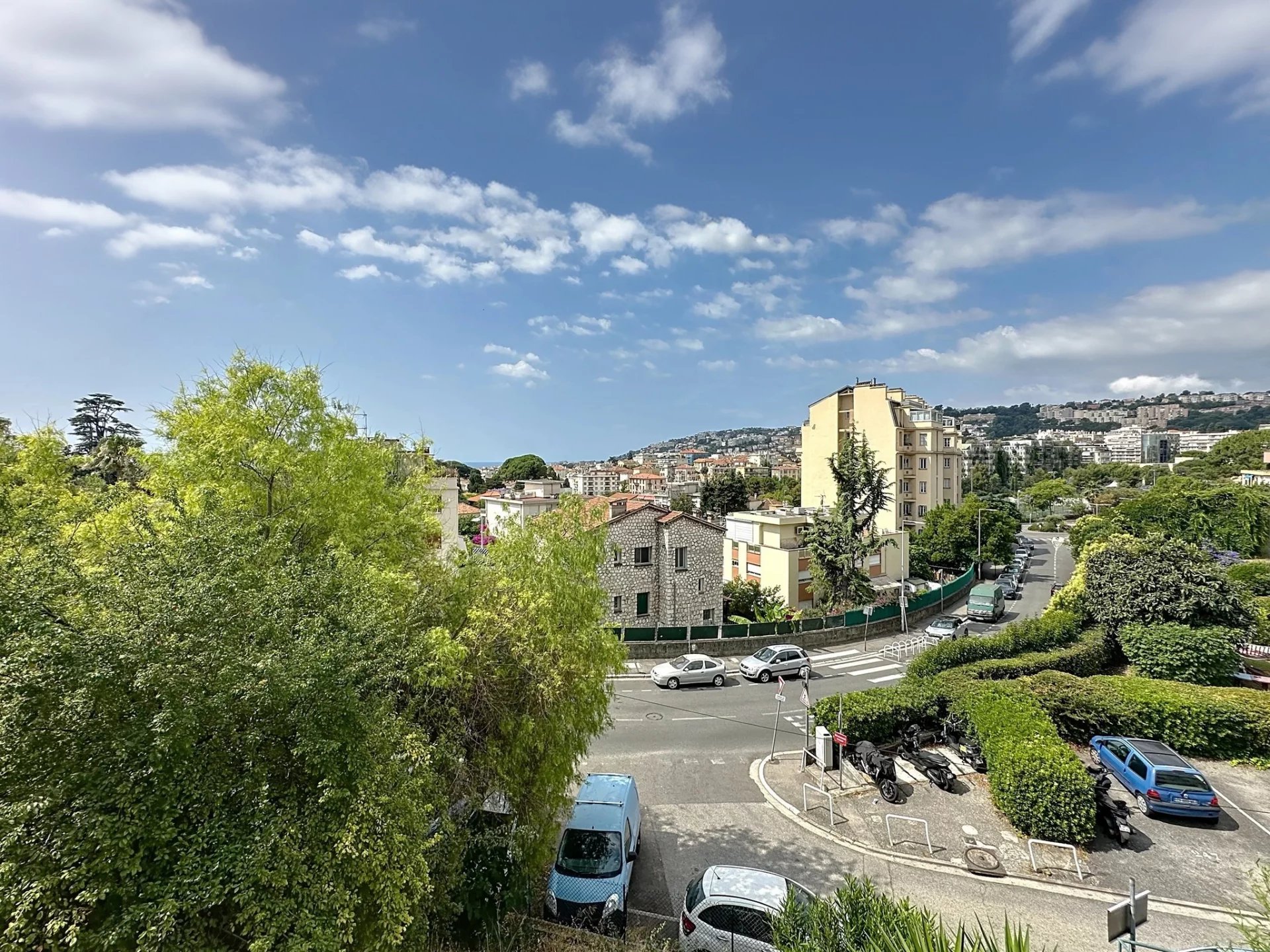 Vaste studio avec cave et parking
