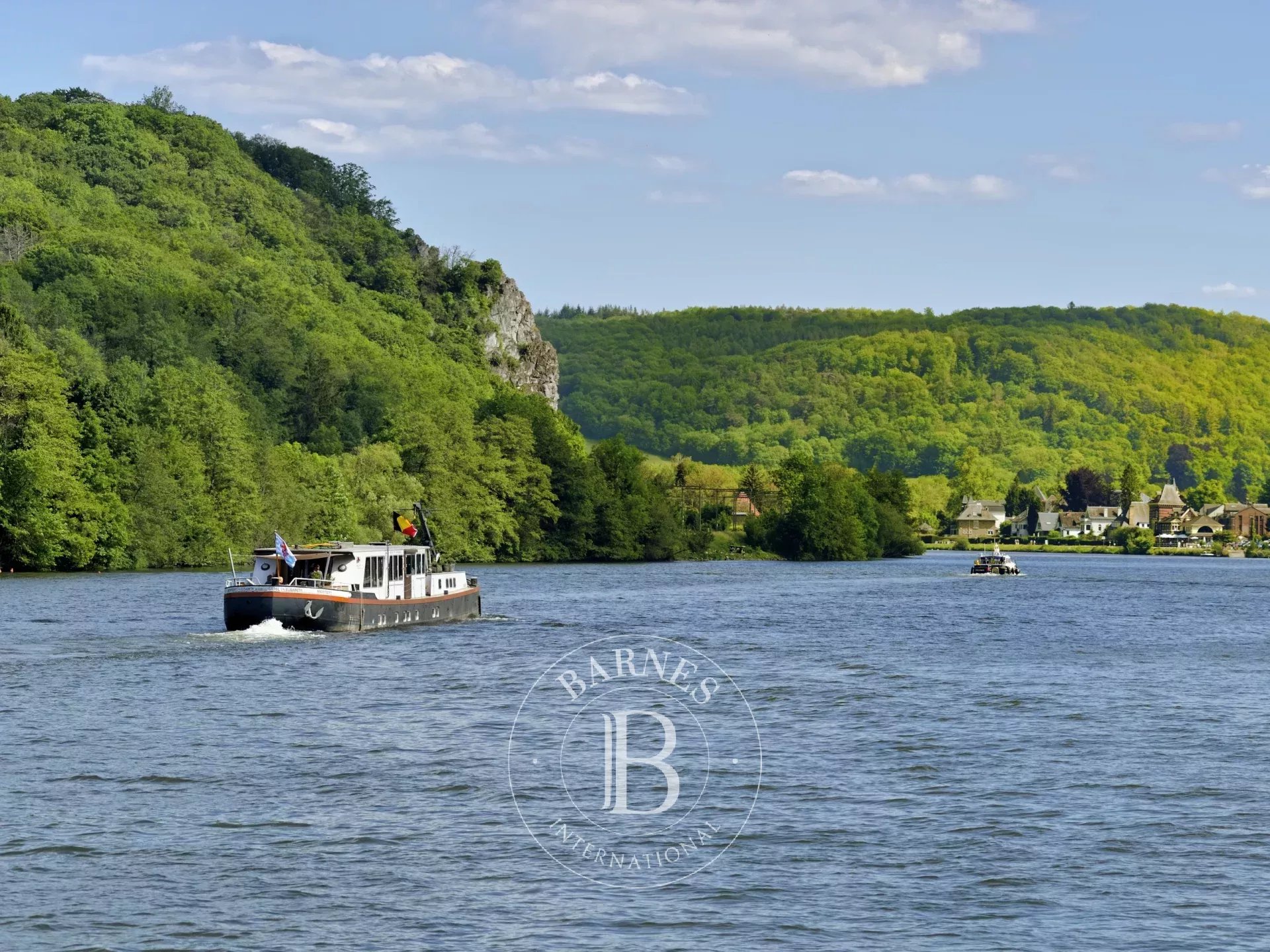 OPTION - Spacious and elegant 6-cabin houseboat