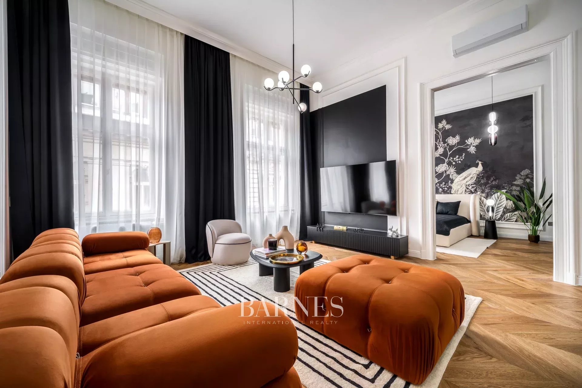 Elegant, Fully Renovated Apartment for Sale in the Heart of Budapest, at the Corner of Váci Street and Párizsi Street!