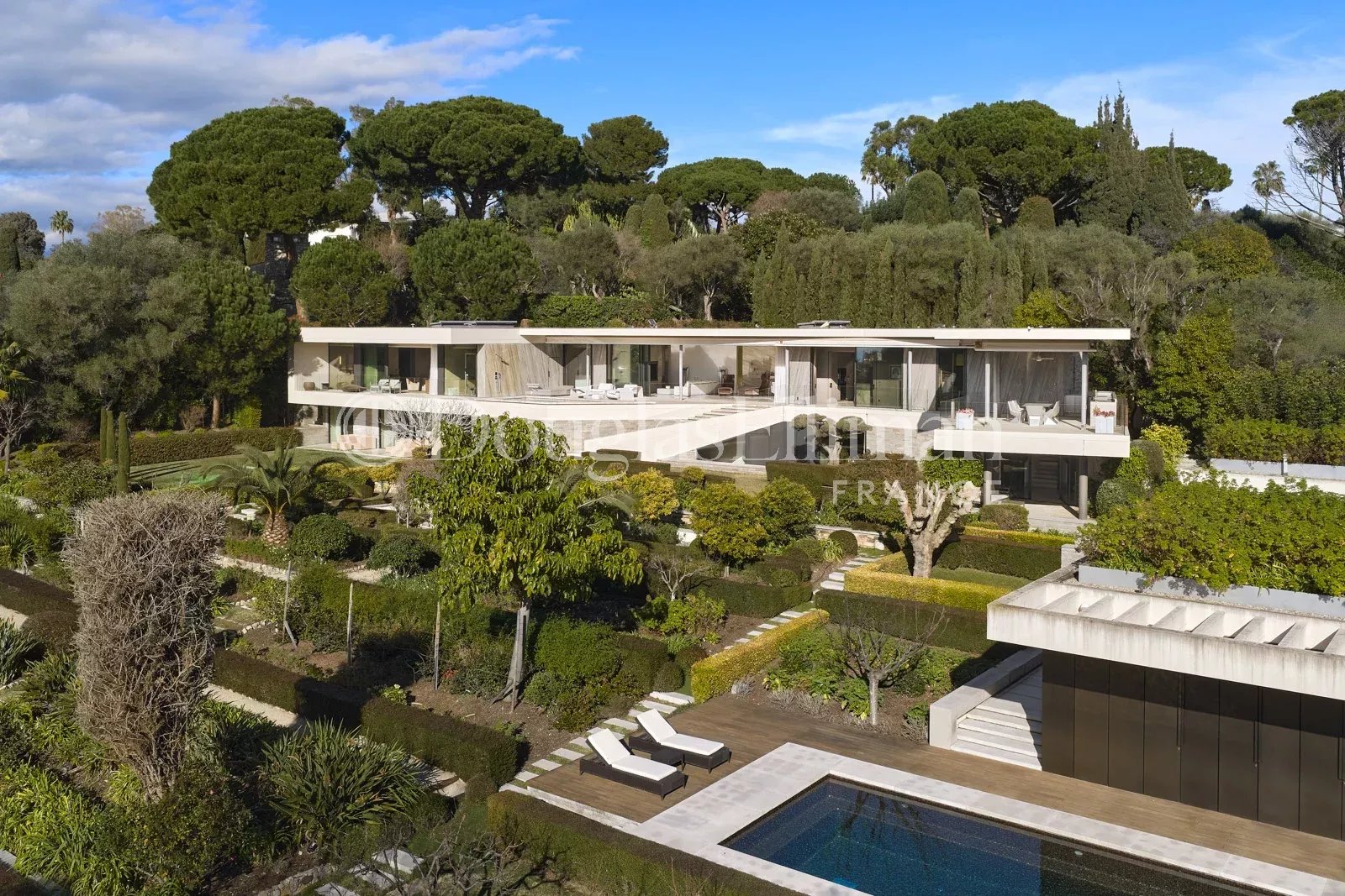CAP D’ANTIBES – Exceptional contemporary villa with panoramic view - Picture n°2