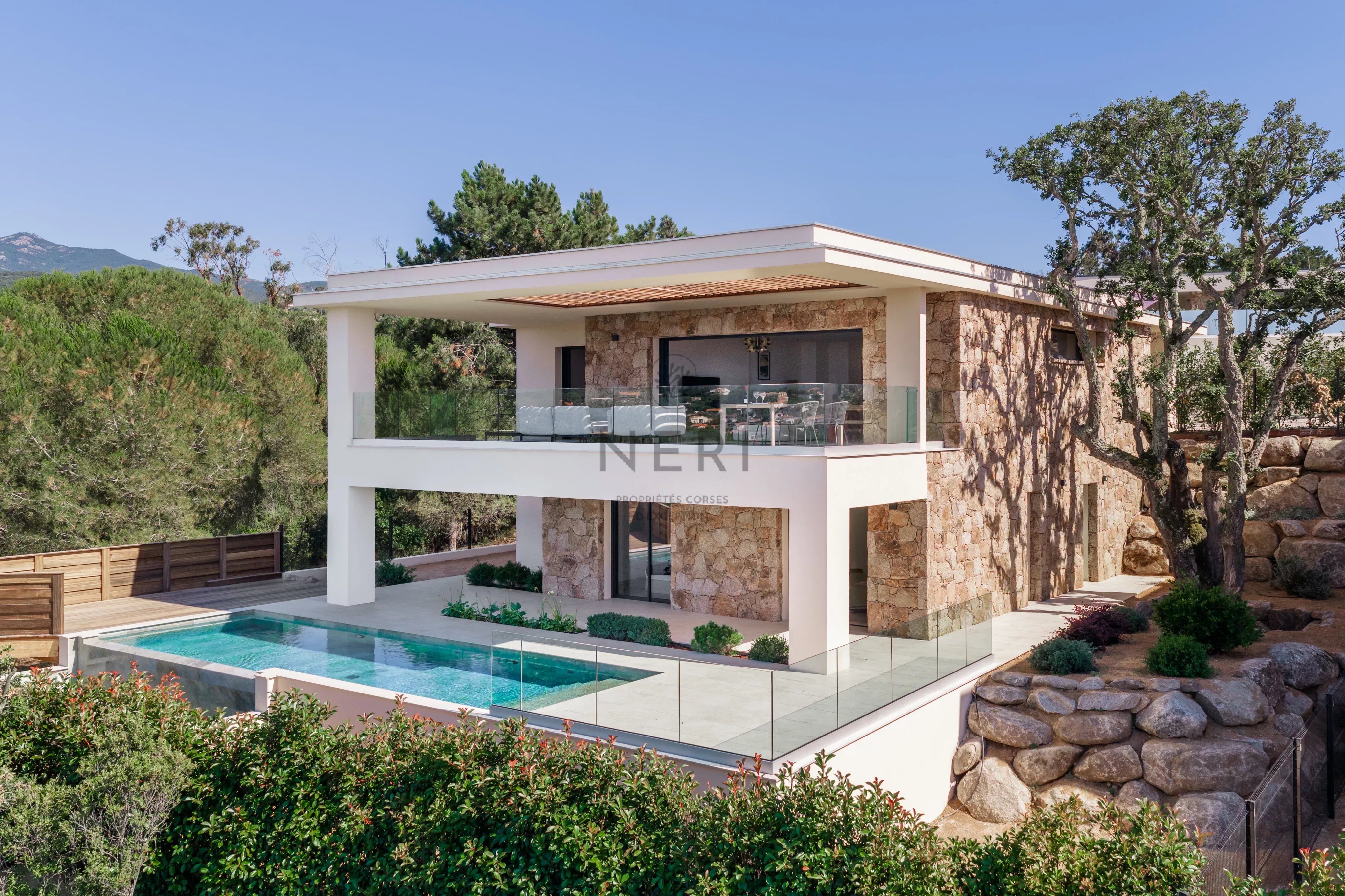 Villa contemporaine avec piscine et vue mer panoramique