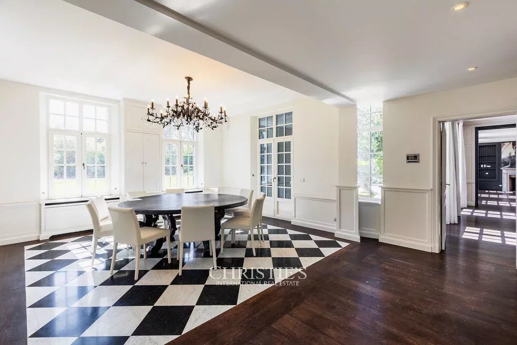 Manoirwijk – Charmante villa op een achterliggend perceel van 55 are