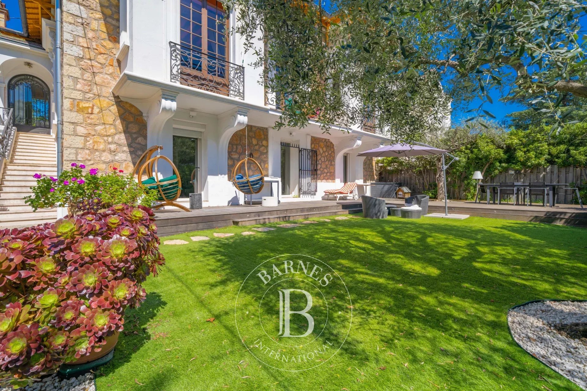 EXCLUSIVE CANNES – BARE OWNERSHIP – 81-YEAR-OLD OWNER – ELEGANT RENOVATED 1920s VILLA CLOSE TO THE CITY CENTER