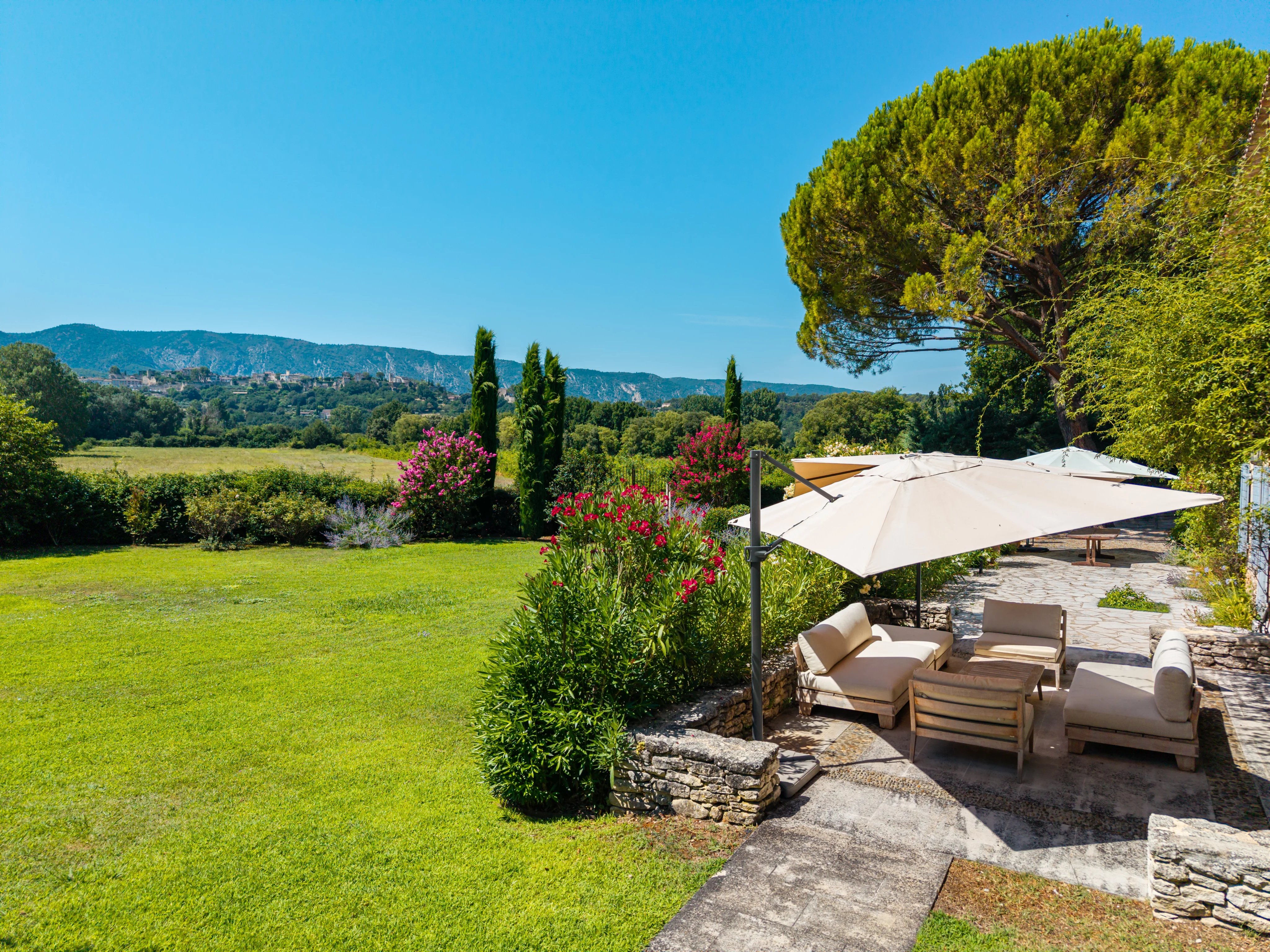 Unique stone farm for sale in Ménerbes: Provencal charm and heated pool