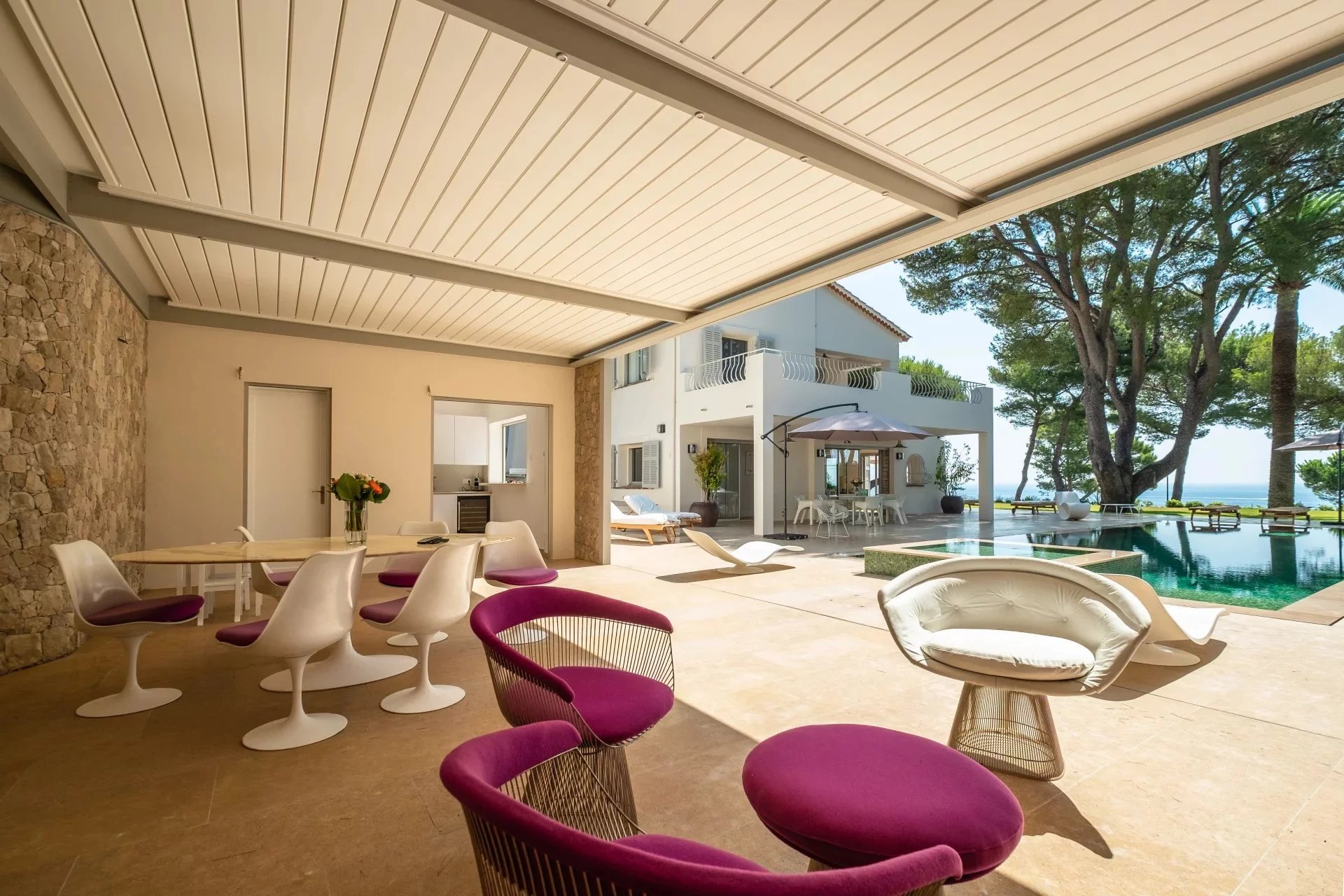 Villa provençale en deuxième ligne avec jardins plats, piscine chauffée et vue sur la mer