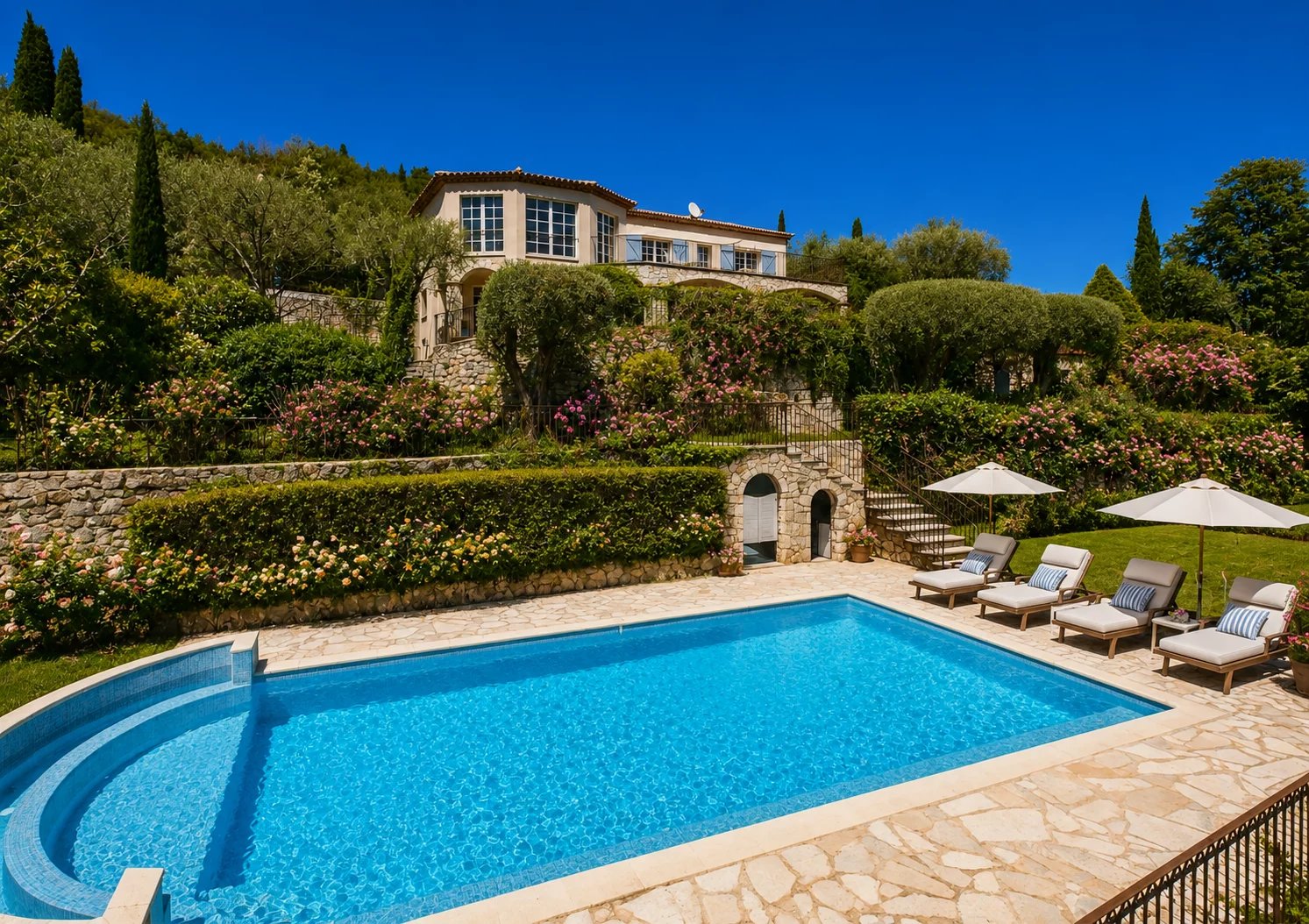 Image of Villa - 6 Bedrooms for Sale in Alpes-Maritimes-Spéracèdes-France, Image 2