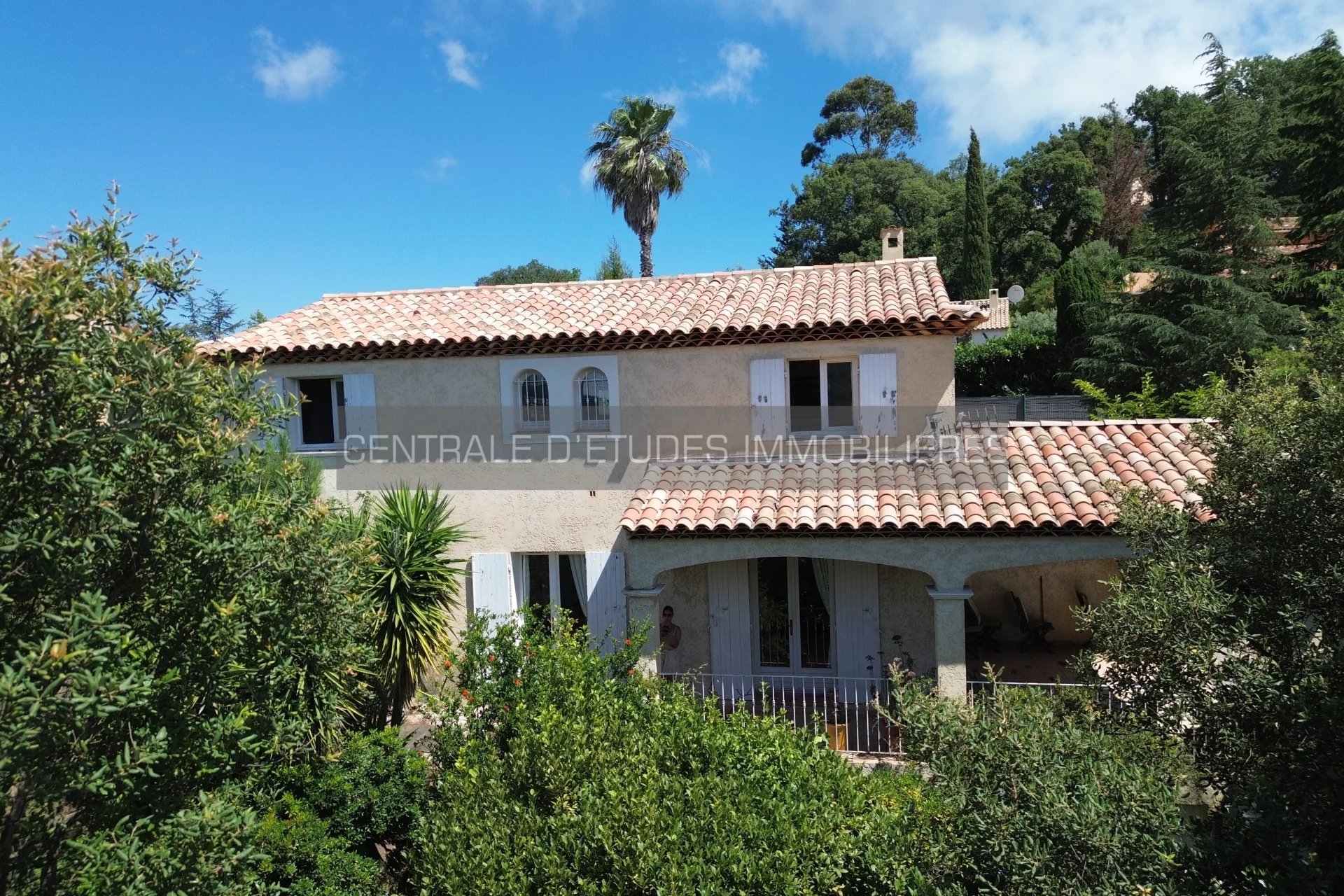 BASTIDE NICHEE DANS LA VERDURE A PIED DES COMMERCES!