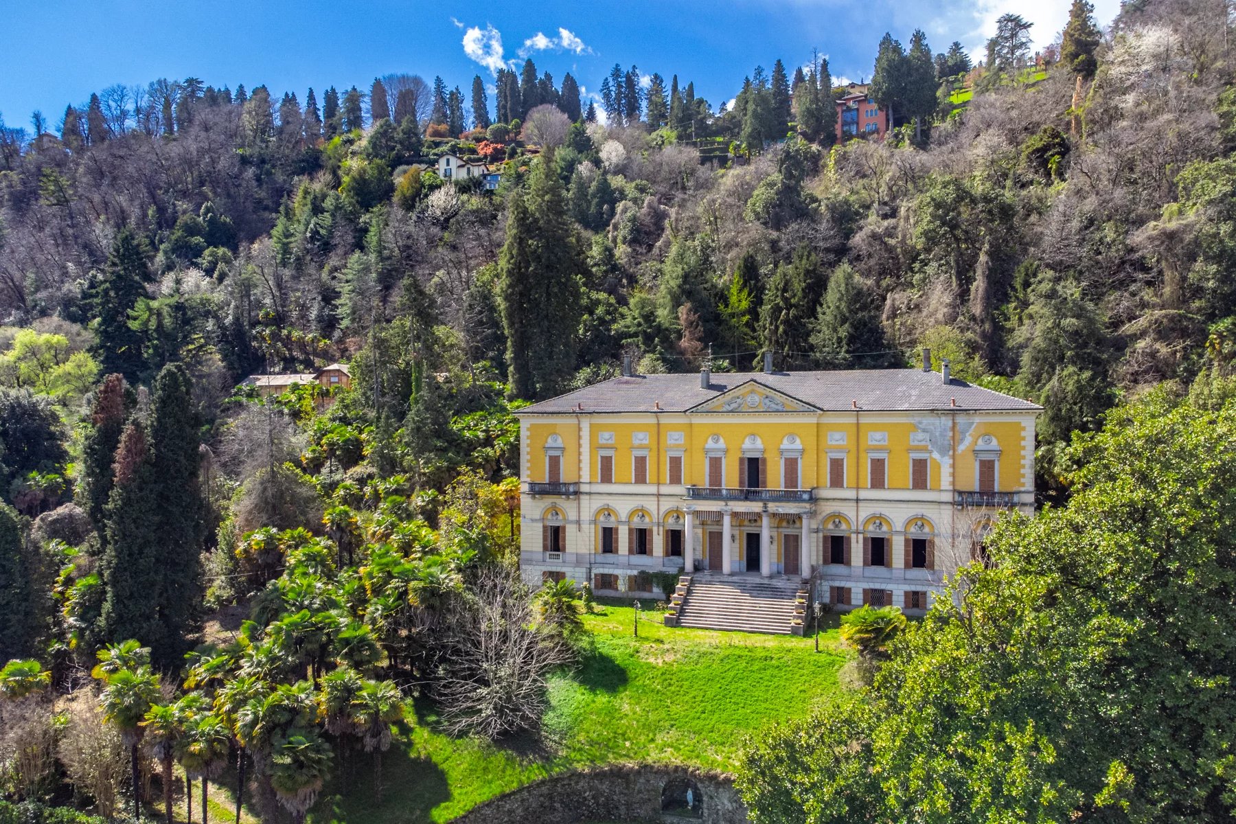 Prestigious period villa in neoclassical style with extraordinary views of the lake