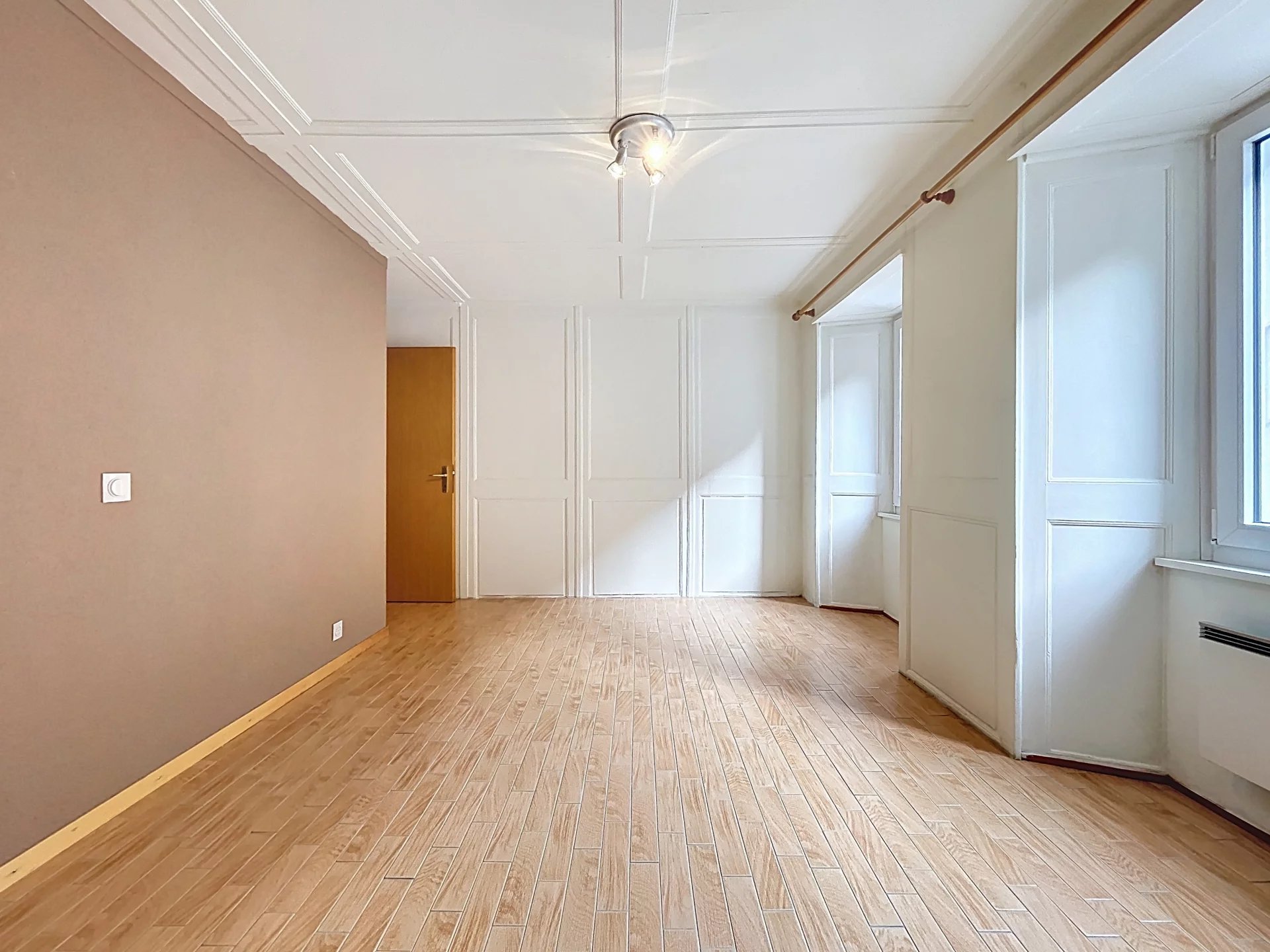 Appartement en rez-de-chaussée surélevé avec jardin